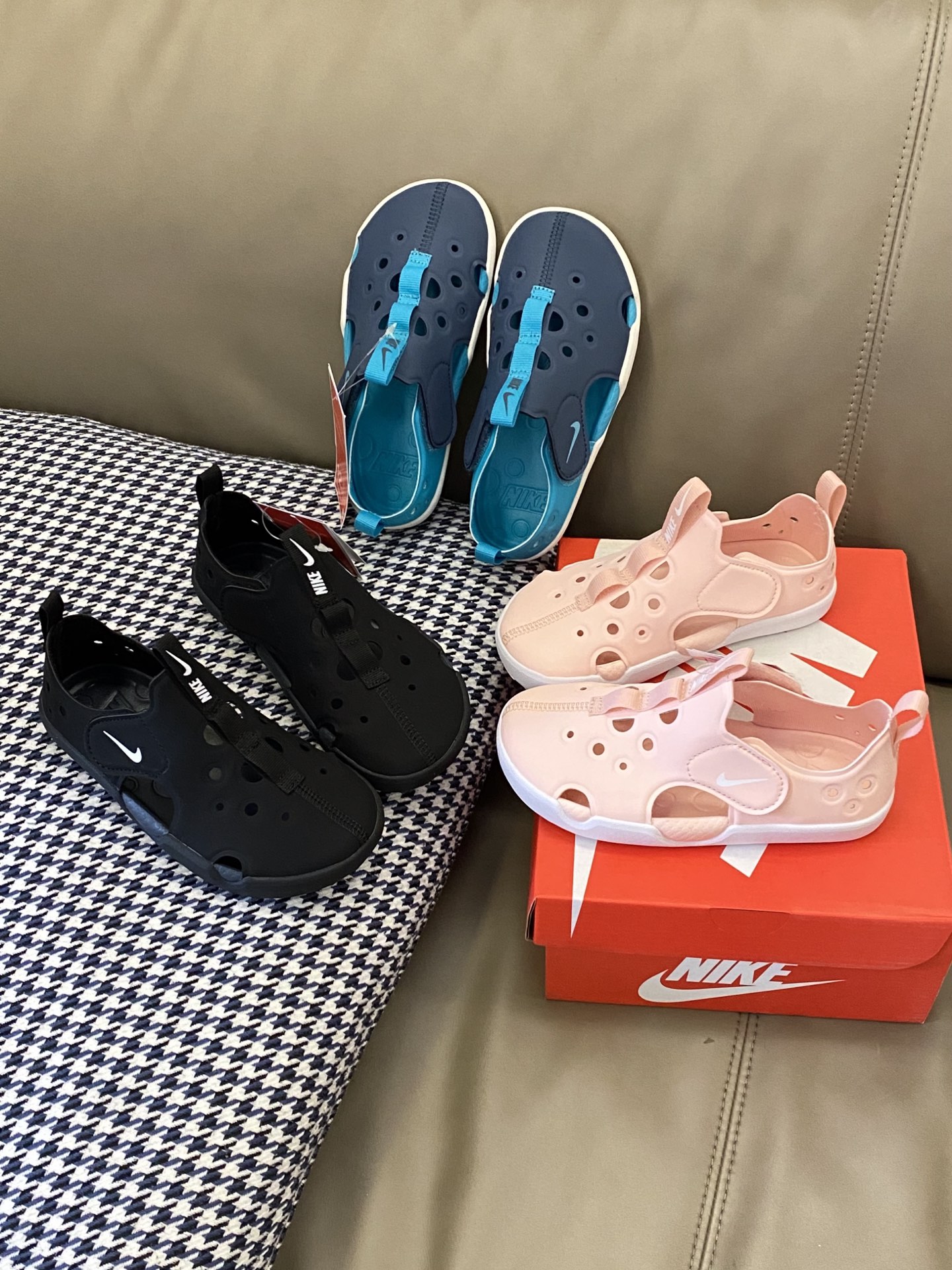 图片[5]-原图直出🌟 NK 魔术贴儿童凉鞋鞋头和后跟包裹，保护和防踢✔️鞋面透气孔设计干爽，再也不怕闷脚丫啦😇魔术贴设计方便宝贝穿脱🤭鞋底防滑耐磨抓地力强👍🏻-选品中心