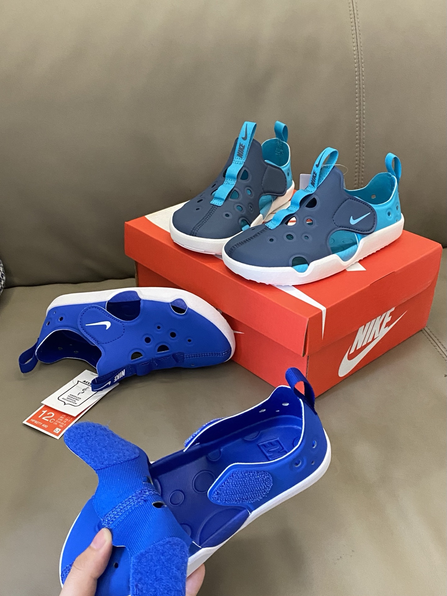 图片[7]-原图直出🌟 NK 魔术贴儿童凉鞋鞋头和后跟包裹，保护和防踢✔️鞋面透气孔设计干爽，再也不怕闷脚丫啦😇魔术贴设计方便宝贝穿脱🤭鞋底防滑耐磨抓地力强👍🏻-选品中心