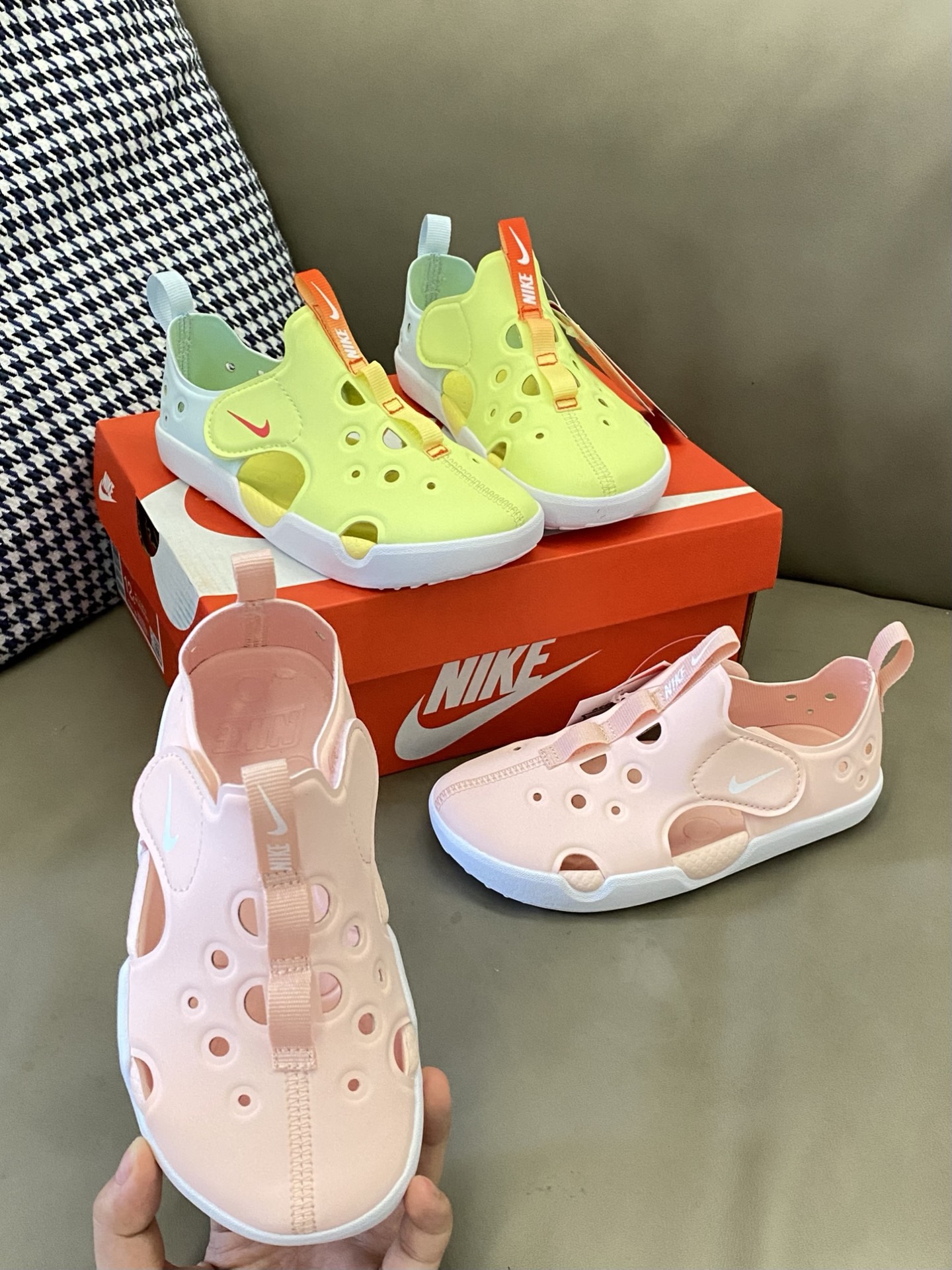 图片[6]-原图直出🌟 NK 魔术贴儿童凉鞋鞋头和后跟包裹，保护和防踢✔️鞋面透气孔设计干爽，再也不怕闷脚丫啦😇魔术贴设计方便宝贝穿脱🤭鞋底防滑耐磨抓地力强👍🏻-选品中心