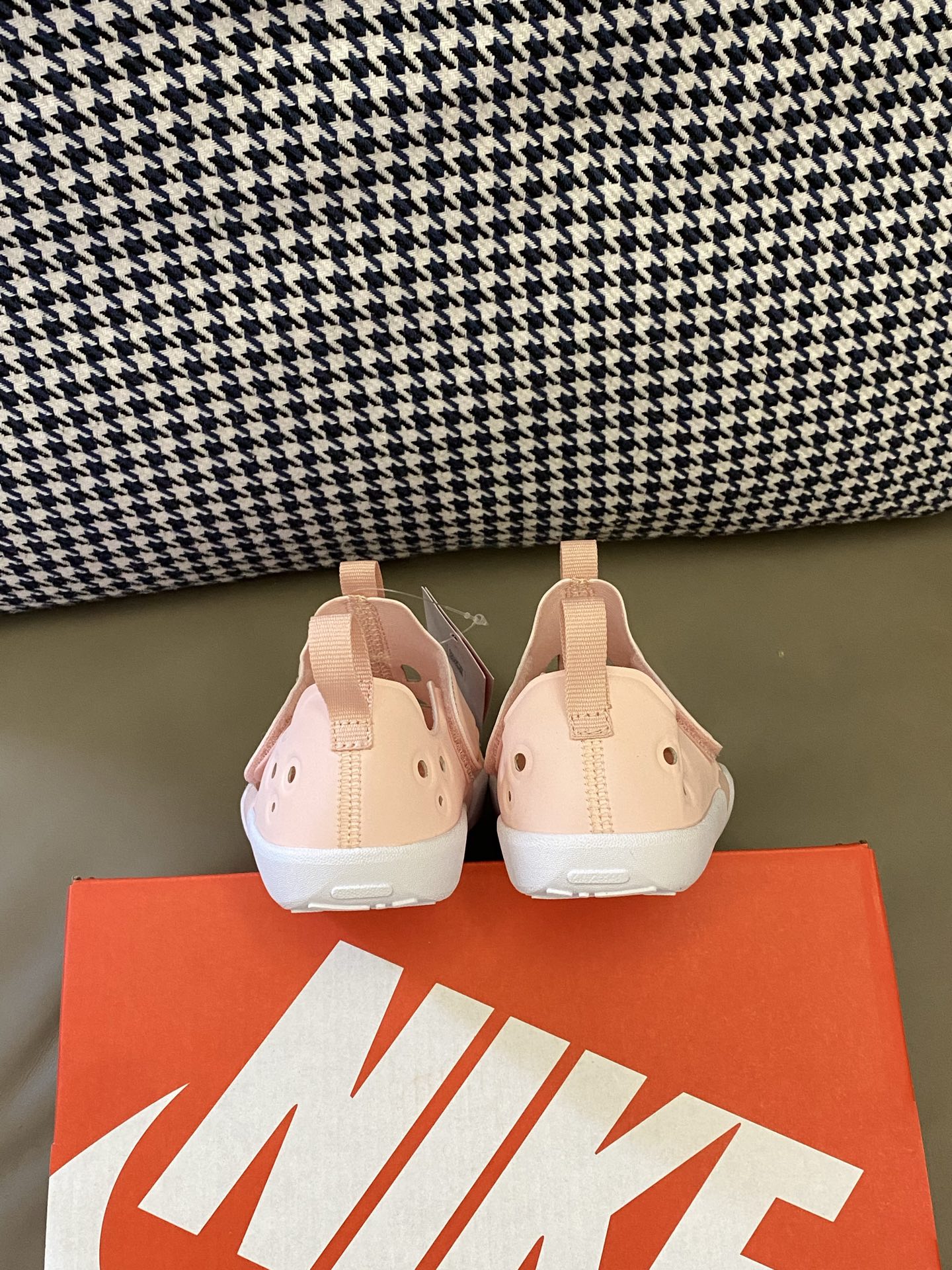 图片[4]-原图直出🌟 NK 魔术贴儿童凉鞋鞋头和后跟包裹，保护和防踢✔️鞋面透气孔设计干爽，再也不怕闷脚丫啦😇魔术贴设计方便宝贝穿脱🤭鞋底防滑耐磨抓地力强👍🏻-选品中心