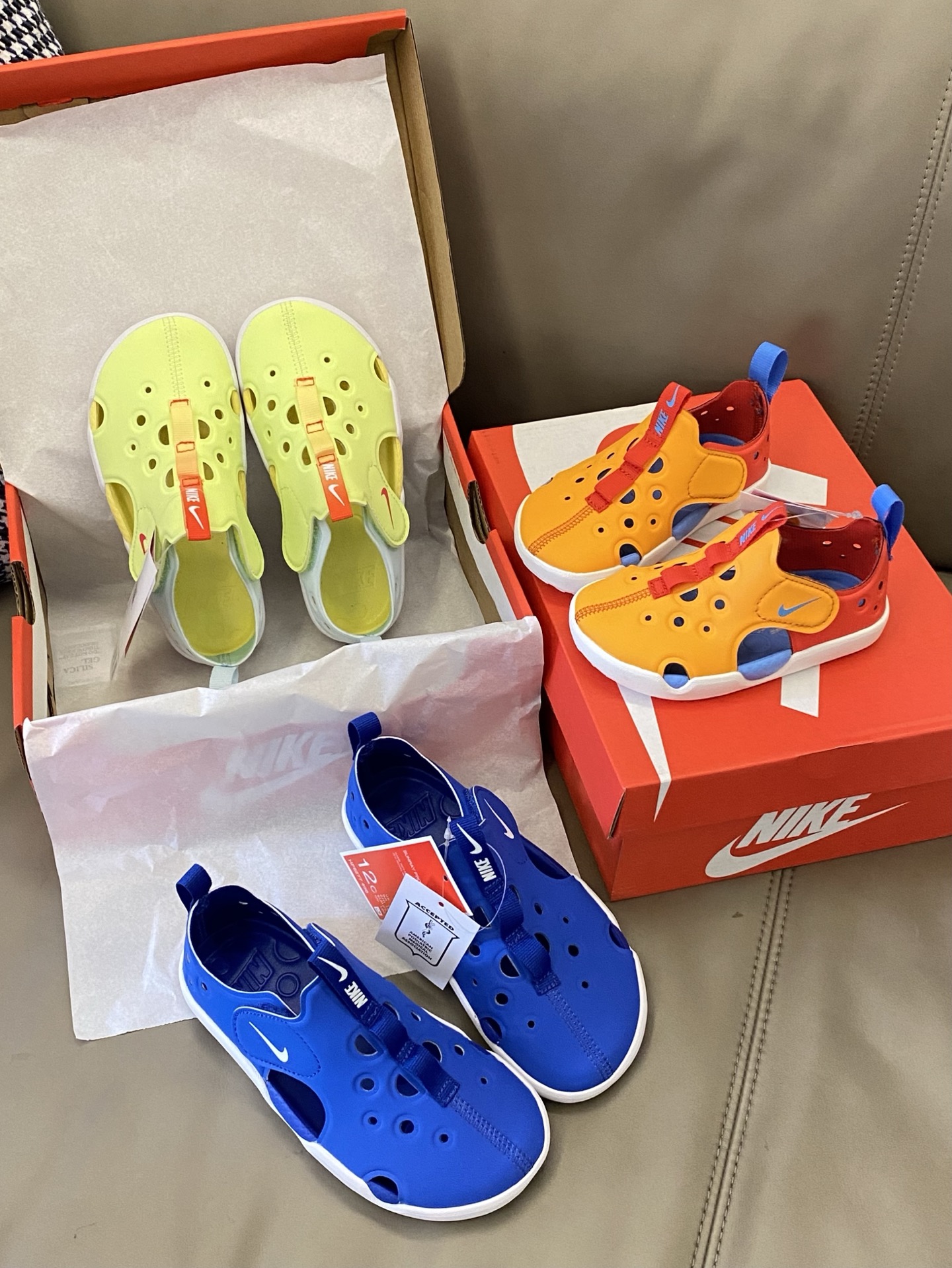 图片[3]-原图直出🌟 NK 魔术贴儿童凉鞋鞋头和后跟包裹，保护和防踢✔️鞋面透气孔设计干爽，再也不怕闷脚丫啦😇魔术贴设计方便宝贝穿脱🤭鞋底防滑耐磨抓地力强👍🏻-选品中心