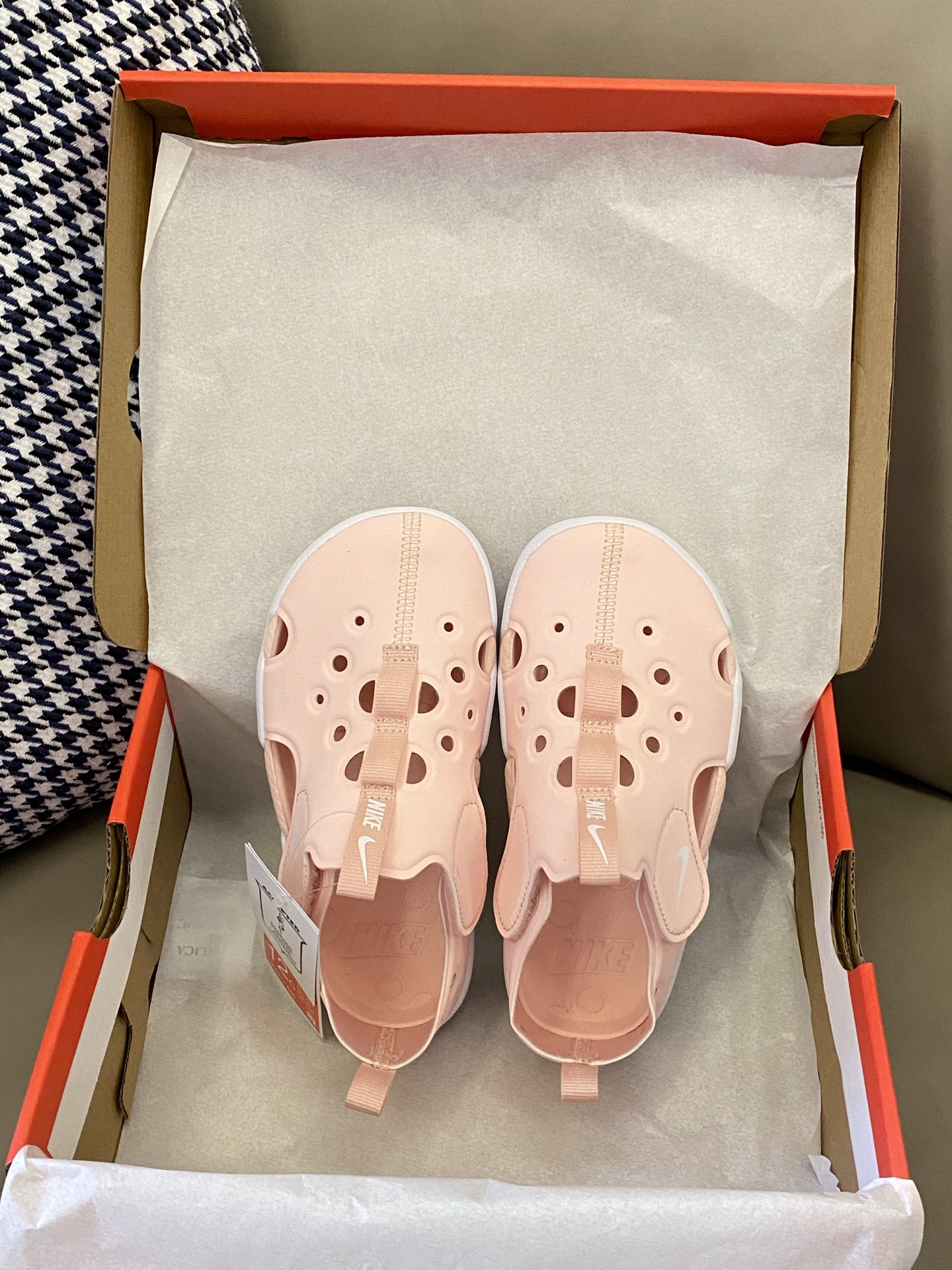 图片[9]-原图直出🌟 NK 魔术贴儿童凉鞋鞋头和后跟包裹，保护和防踢✔️鞋面透气孔设计干爽，再也不怕闷脚丫啦😇魔术贴设计方便宝贝穿脱🤭鞋底防滑耐磨抓地力强👍🏻-选品中心