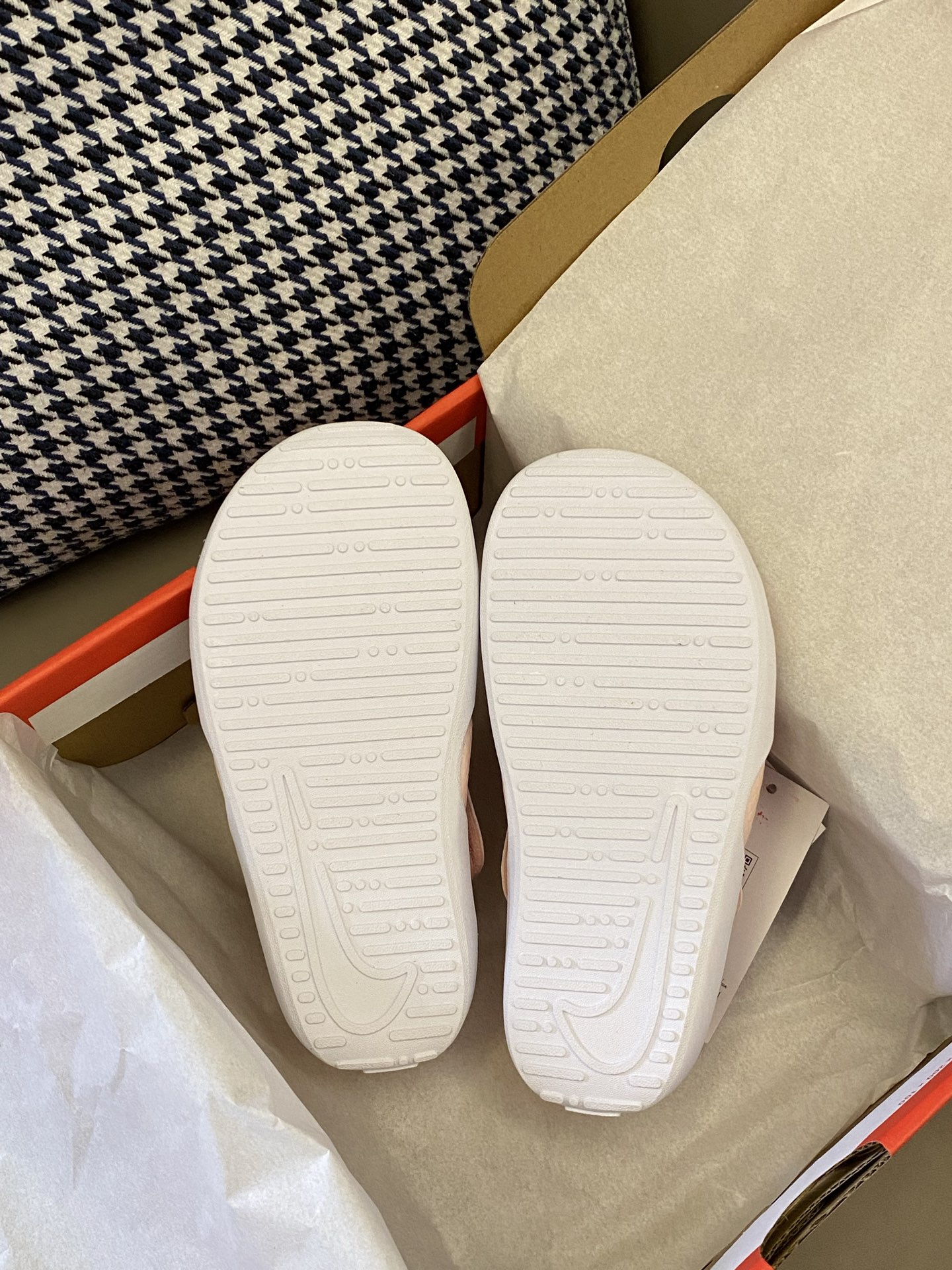 图片[8]-原图直出🌟 NK 魔术贴儿童凉鞋鞋头和后跟包裹，保护和防踢✔️鞋面透气孔设计干爽，再也不怕闷脚丫啦😇魔术贴设计方便宝贝穿脱🤭鞋底防滑耐磨抓地力强👍🏻-选品中心