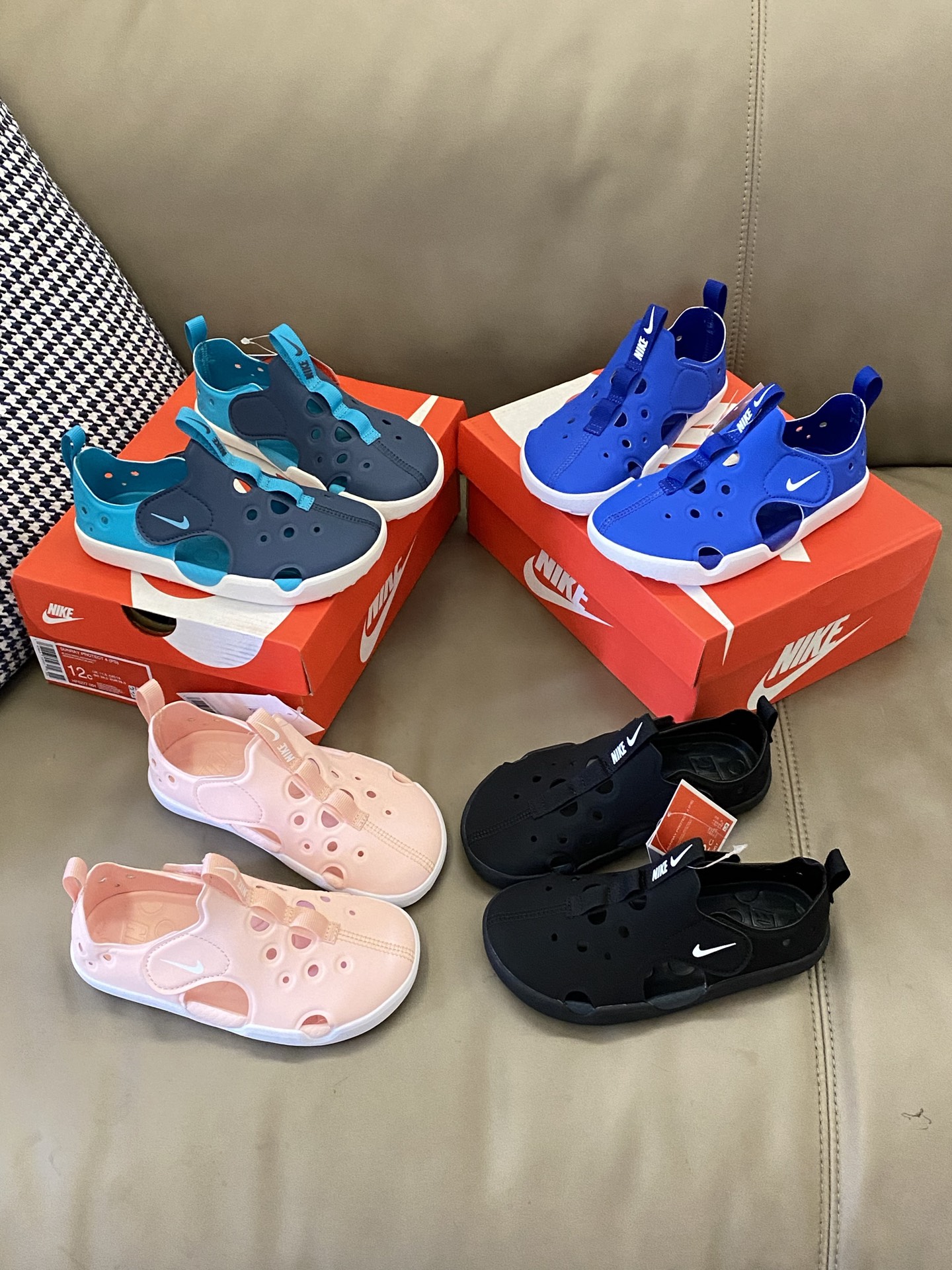 图片[2]-原图直出🌟 NK 魔术贴儿童凉鞋鞋头和后跟包裹，保护和防踢✔️鞋面透气孔设计干爽，再也不怕闷脚丫啦😇魔术贴设计方便宝贝穿脱🤭鞋底防滑耐磨抓地力强👍🏻-选品中心