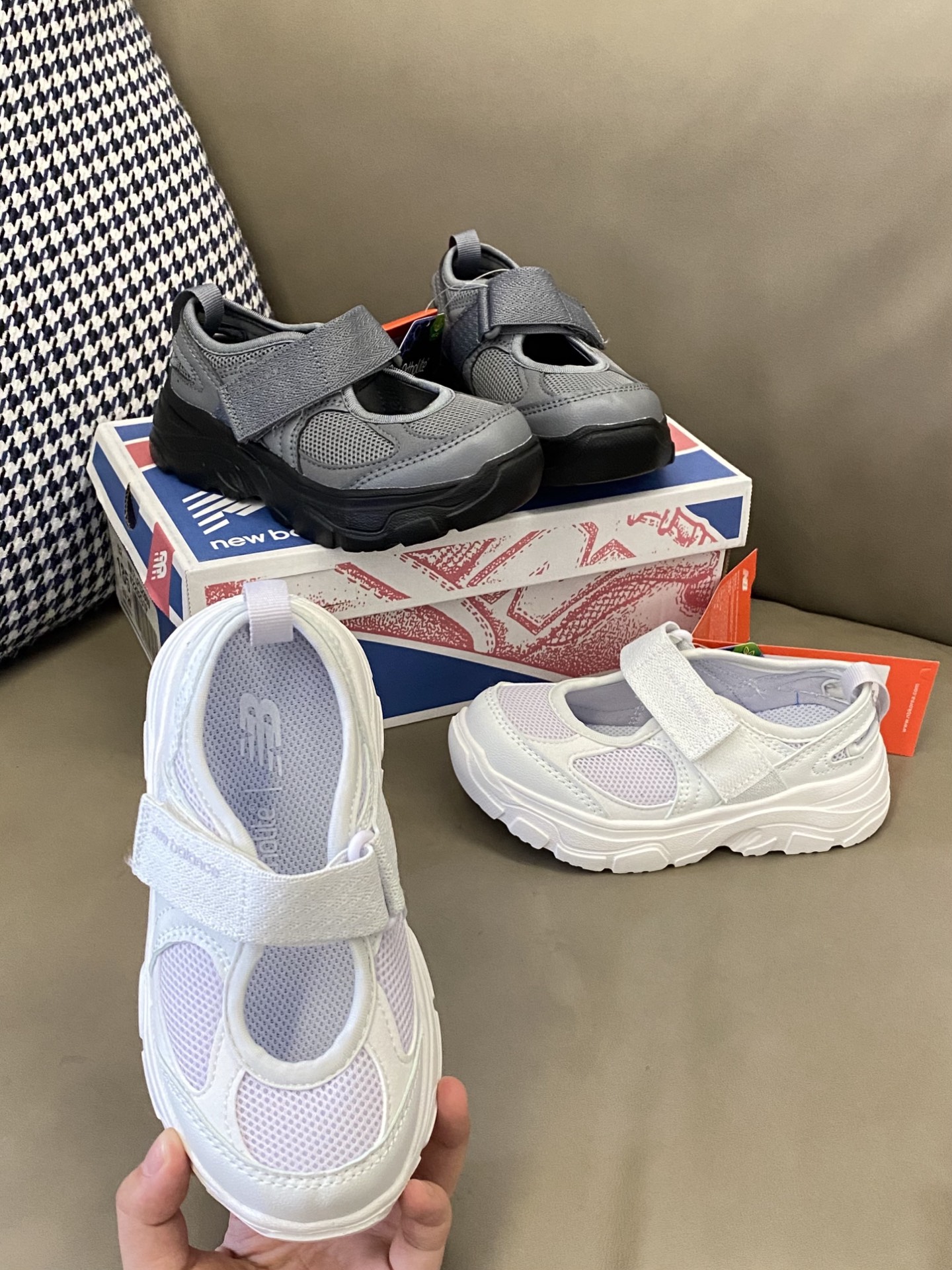 原图直出🌟 鞋面采用透气网布柔软亲肤😇减轻足部负担0️⃣魔术贴或弹力带设计方便宝贝穿脱✅同时增添可爱元素😻适合日常穿着和户外活动🥳-选品中心