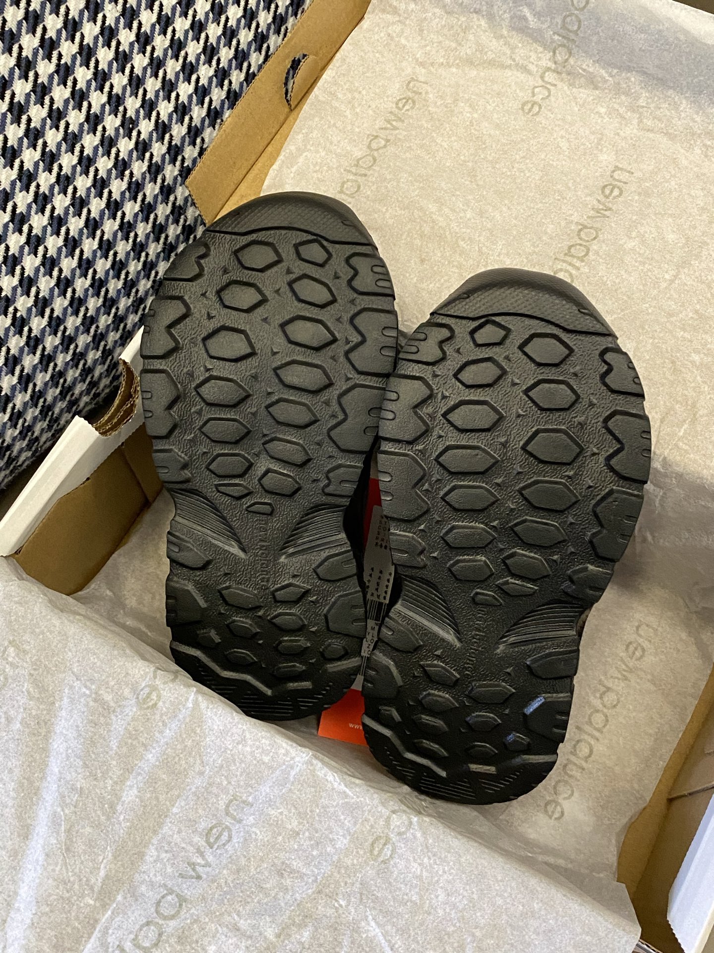 图片[9]-原图直出🌟 鞋面采用透气网布柔软亲肤😇减轻足部负担0️⃣魔术贴或弹力带设计方便宝贝穿脱✅同时增添可爱元素😻适合日常穿着和户外活动🥳-选品中心