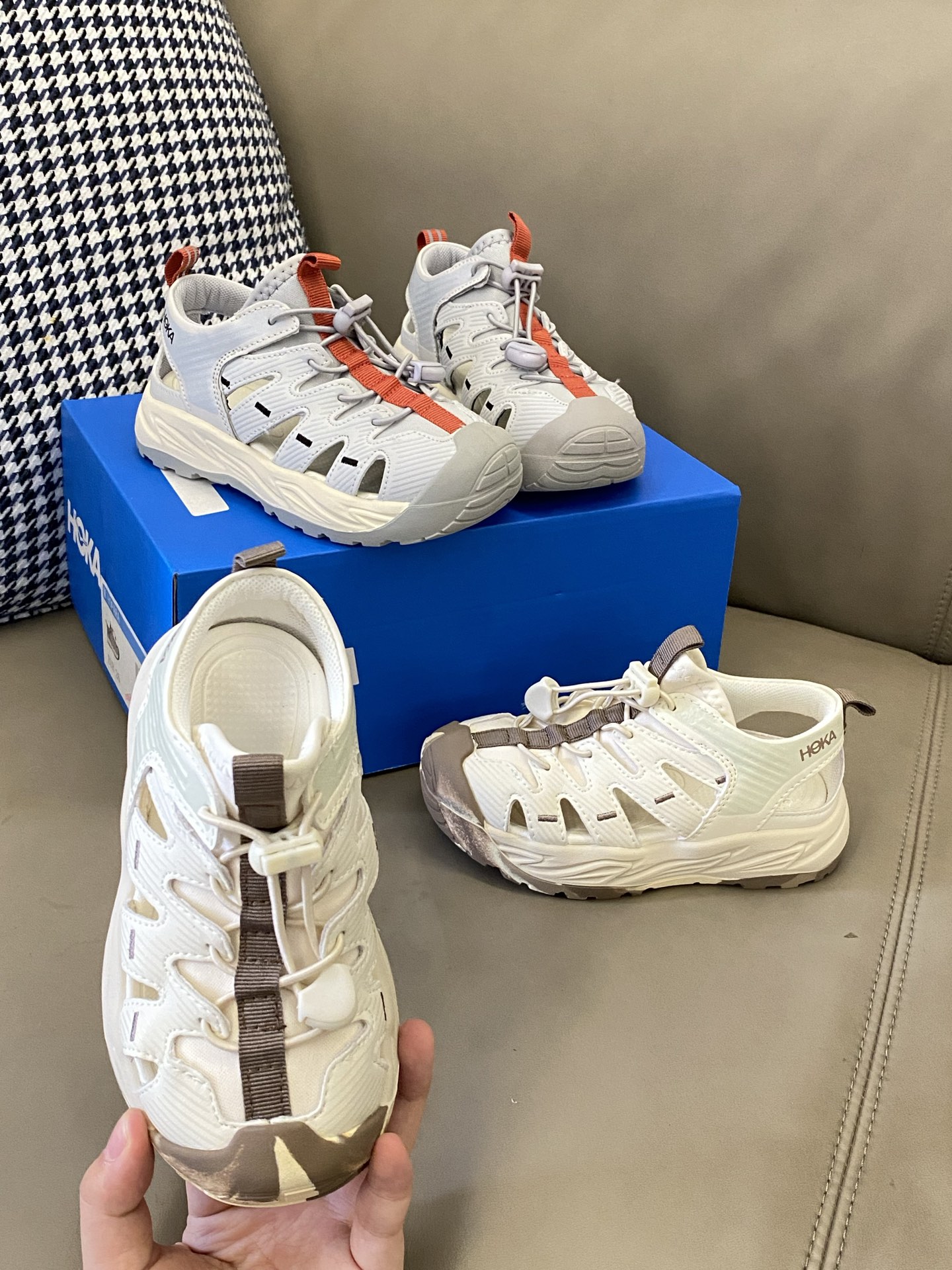 原图直出🌟 夏天人手必备凉鞋谁还没有松紧带设计，方便宝贝穿脱✔️包头设计防撞防踢保护脚趾🦶🏻鞋底防滑耐磨🫣宝贝夏天日常外穿必备😇-选品中心