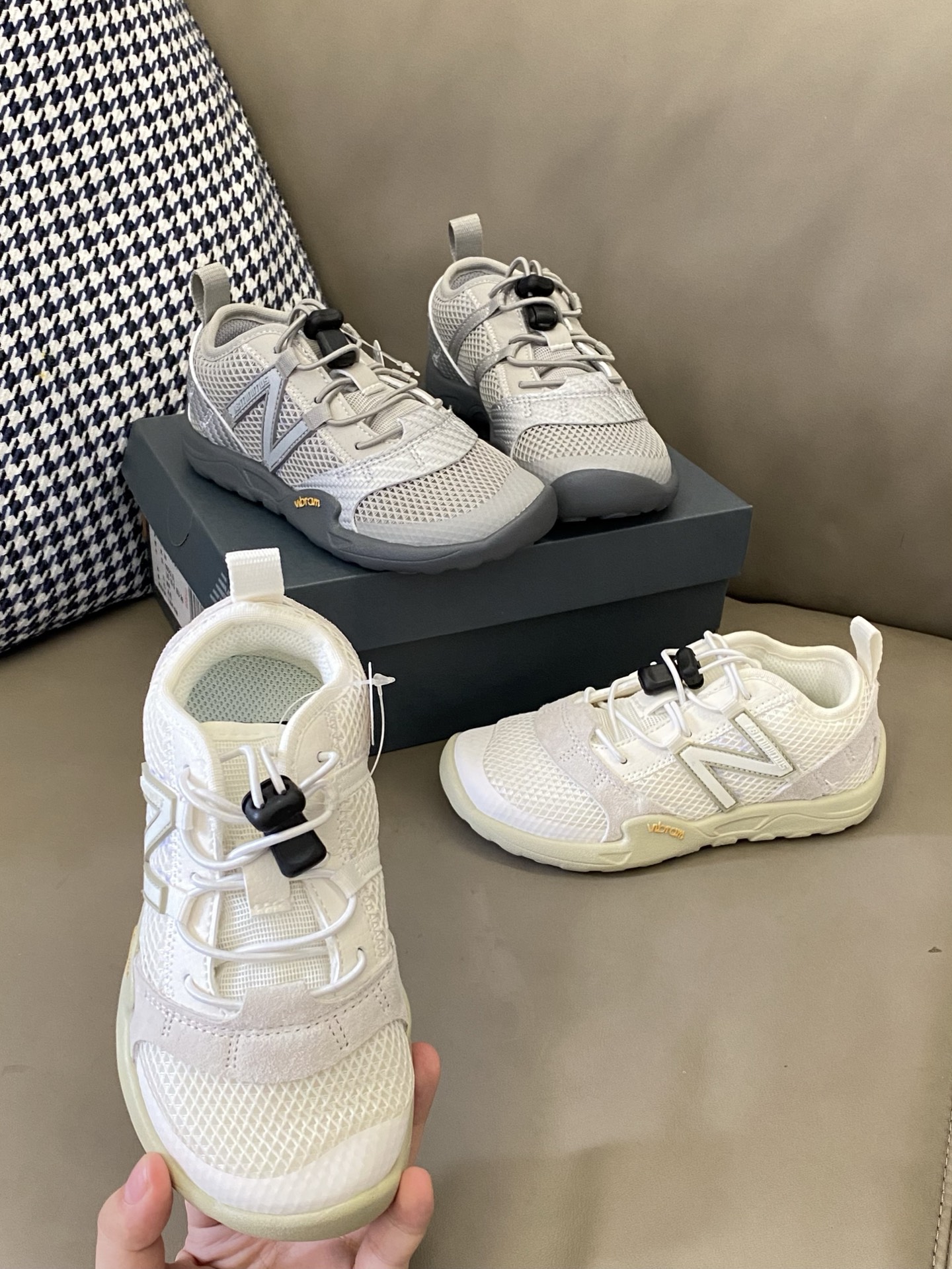 原图直出🌟 超爱的NB赤足网面运动鞋🆕网面设计透气又舒适🌟采用松紧扣设计穿脱超方便🤩橡胶耐磨防滑大底，抓地力强✊-选品中心