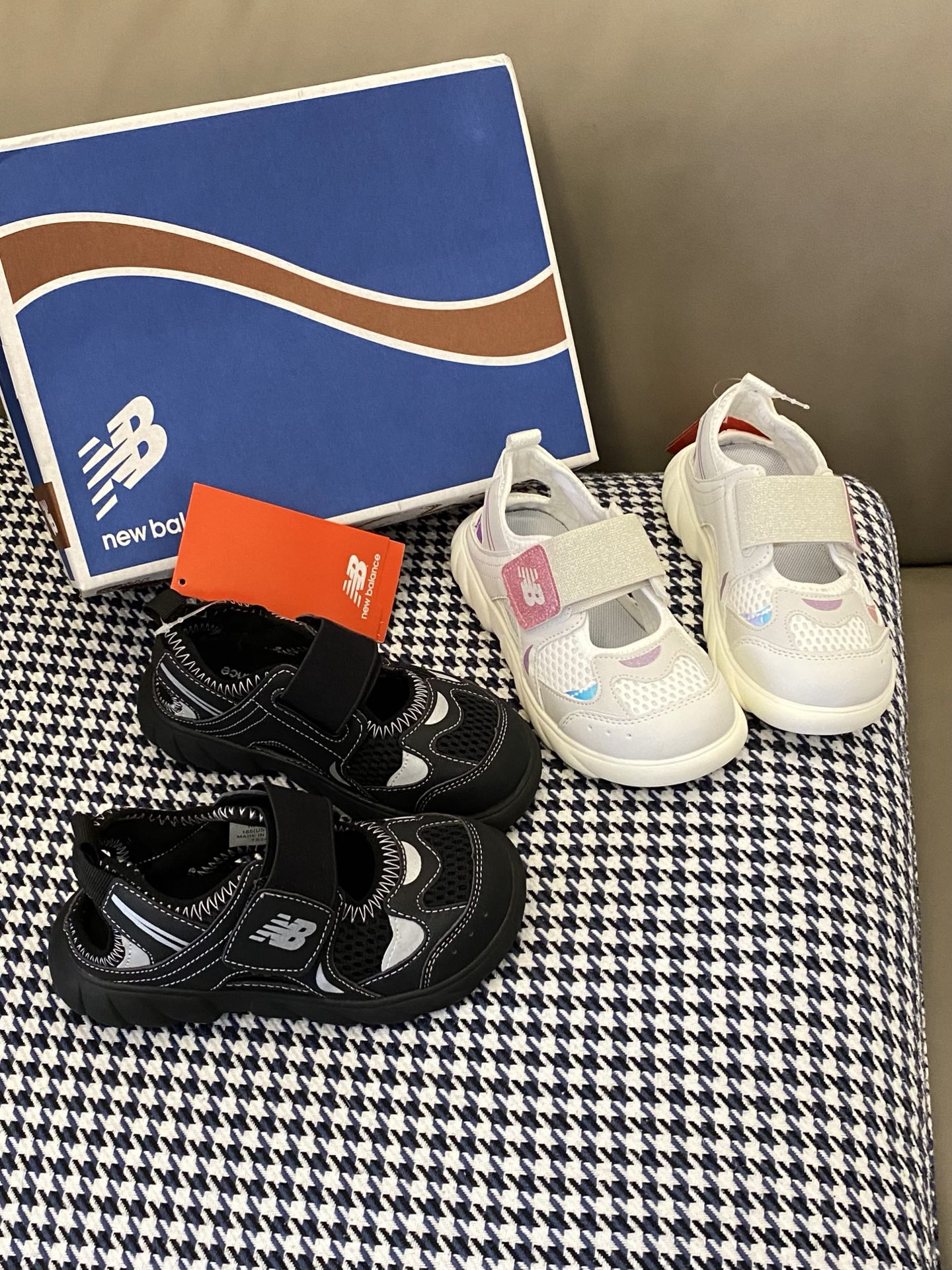 图片[4]-原图直出🌟 幼儿园门口被追问链接的NB 920魔术贴儿童凉鞋🔥采用魔术贴设计方便宝贝穿脱✔️真的卖爆了💥一双凉鞋穿遍整个夏天🏝️趁现在有活动赶紧囤起来-选品中心