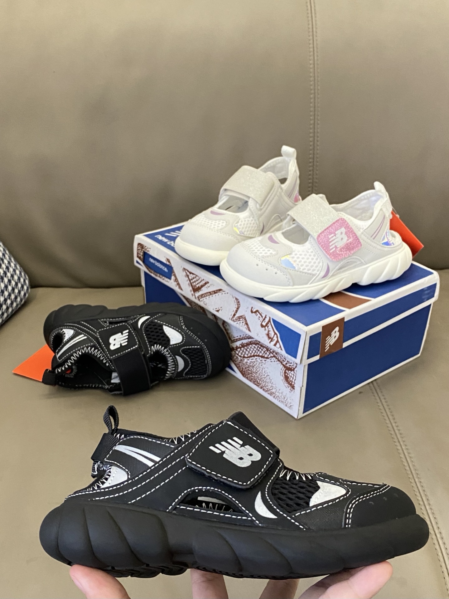 图片[3]-原图直出🌟 幼儿园门口被追问链接的NB 920魔术贴儿童凉鞋🔥采用魔术贴设计方便宝贝穿脱✔️真的卖爆了💥一双凉鞋穿遍整个夏天🏝️趁现在有活动赶紧囤起来-选品中心