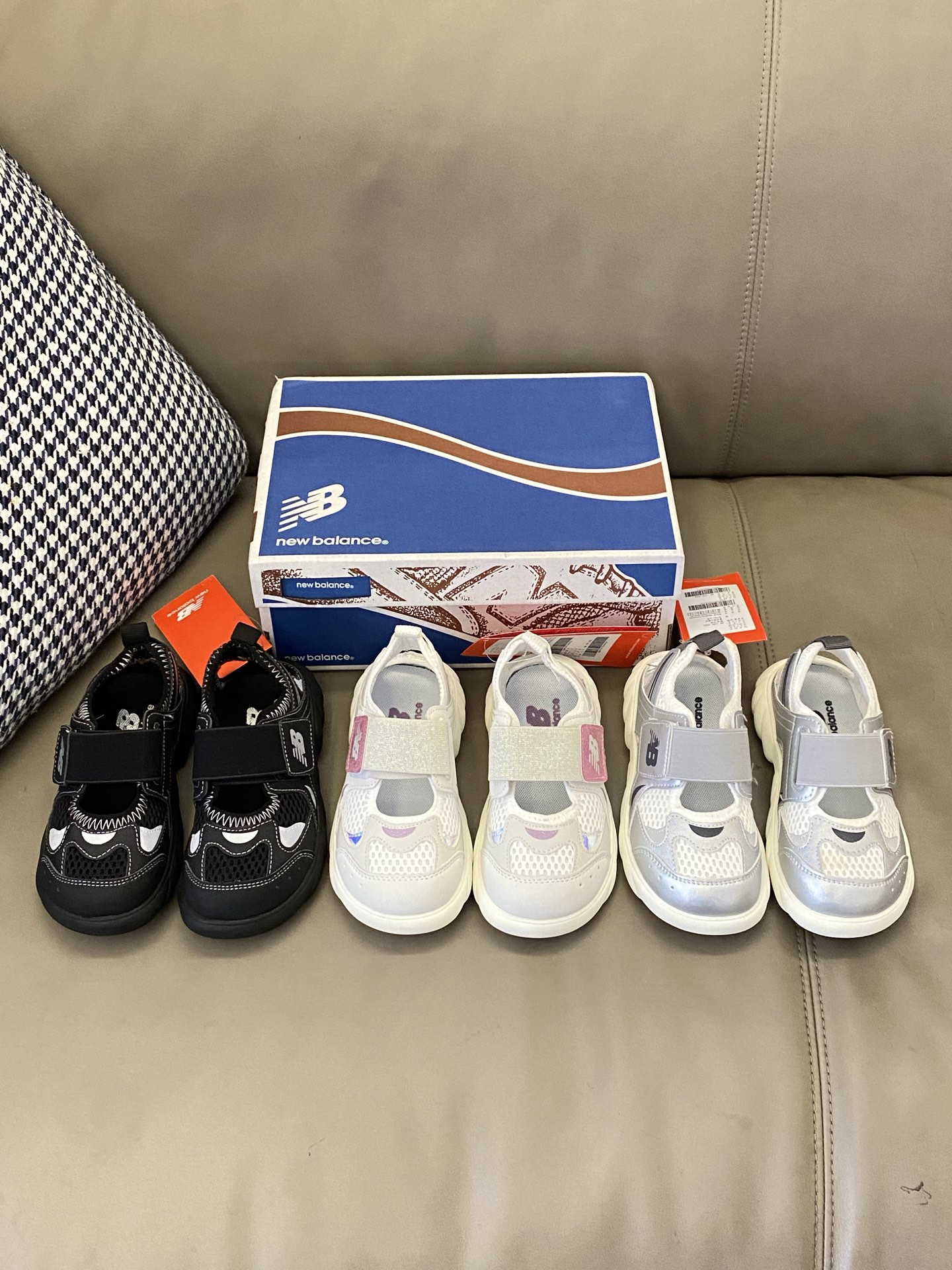 图片[5]-原图直出🌟 幼儿园门口被追问链接的NB 920魔术贴儿童凉鞋🔥采用魔术贴设计方便宝贝穿脱✔️真的卖爆了💥一双凉鞋穿遍整个夏天🏝️趁现在有活动赶紧囤起来-选品中心