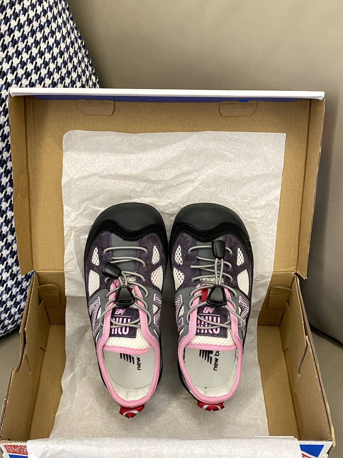 图片[2]-原图直出🌟 这双NB530miumiu儿童凉鞋💖不仅设计时尚，还超级贴心哦🌟采用松紧扣设计方便快捷🫡让小脚丫穿脱自如✅就像变魔术一样快手快脚😜快手快手-选品中心