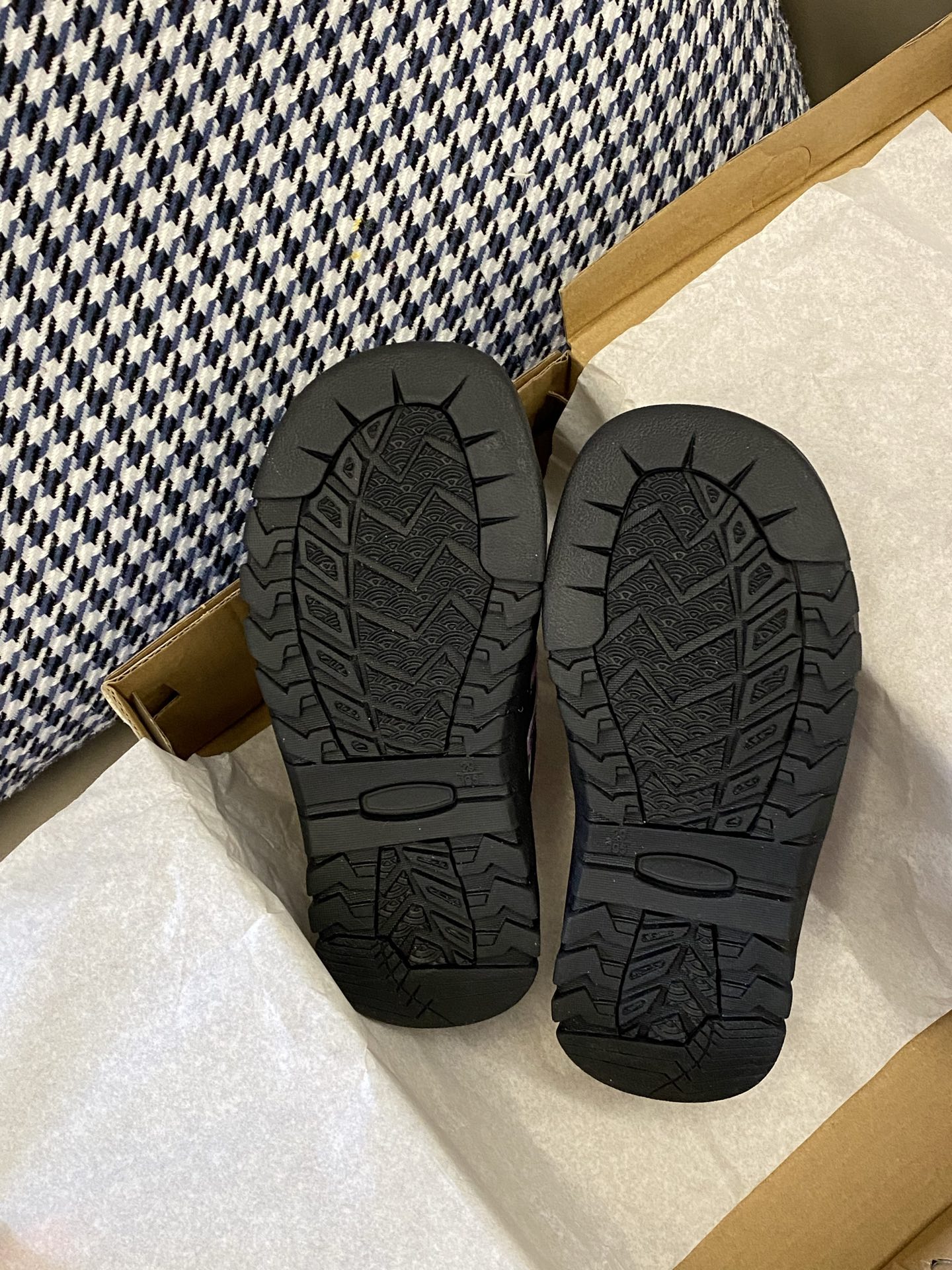 图片[9]-原图直出🌟 这双NB530miumiu儿童凉鞋💖不仅设计时尚，还超级贴心哦🌟采用松紧扣设计方便快捷🫡让小脚丫穿脱自如✅就像变魔术一样快手快脚😜快手快手-选品中心