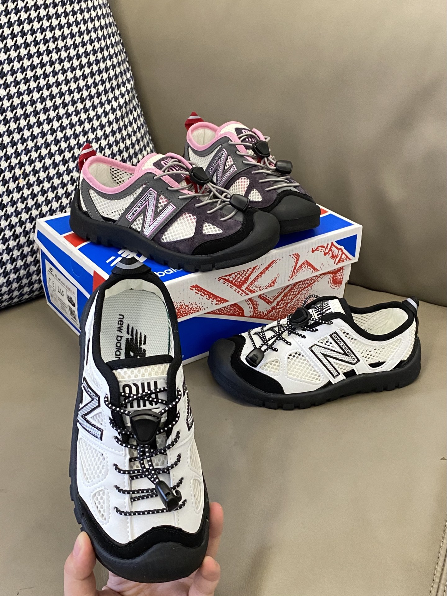 原图直出🌟 这双NB530miumiu儿童凉鞋💖不仅设计时尚，还超级贴心哦🌟采用松紧扣设计方便快捷🫡让小脚丫穿脱自如✅就像变魔术一样快手快脚😜快手快手-选品中心