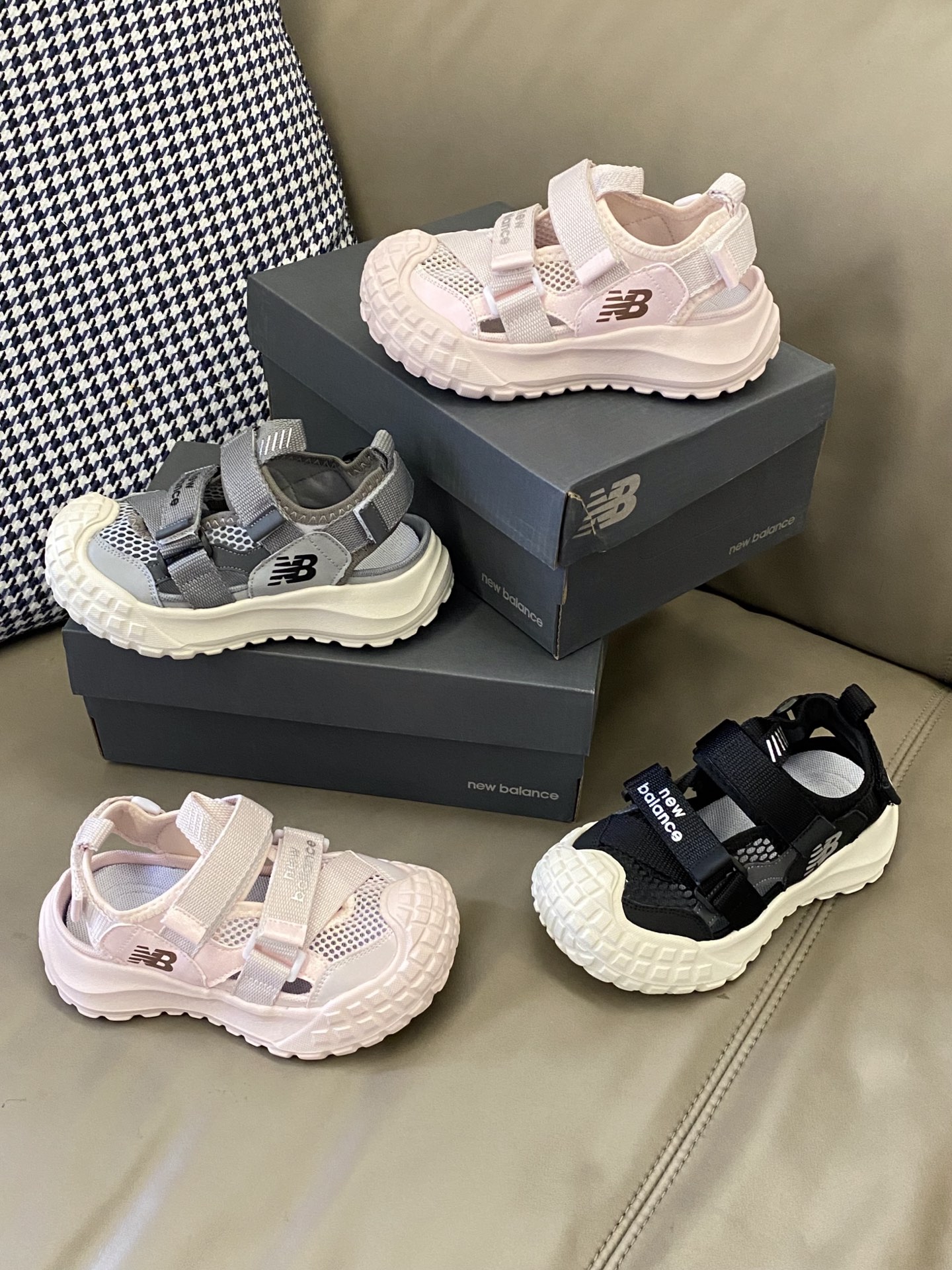 图片[8]-原图直出🌟 宽敞鞋头减少穿着束缚力😉干爽内里舒适透气不闷脚💦双脚自由呼吸💨魔术贴穿脱便捷✔️这款NB凉鞋不仅美观大方，还特别耐磨😭轻松应对孩子的活泼好动🏃‍♀️-选品中心