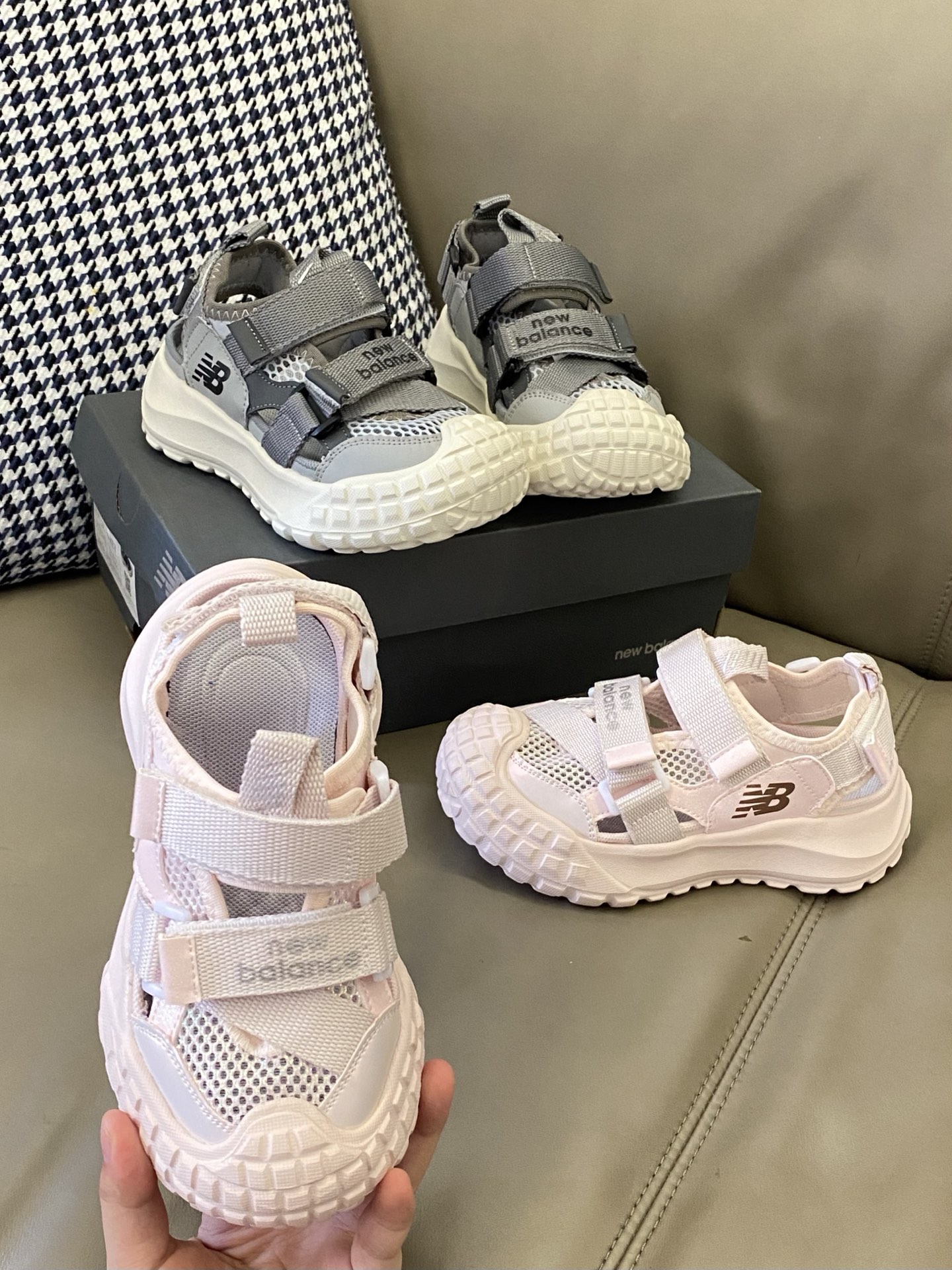 原图直出🌟 宽敞鞋头减少穿着束缚力😉干爽内里舒适透气不闷脚💦双脚自由呼吸💨魔术贴穿脱便捷✔️这款NB凉鞋不仅美观大方，还特别耐磨😭轻松应对孩子的活泼好动🏃‍♀️-选品中心