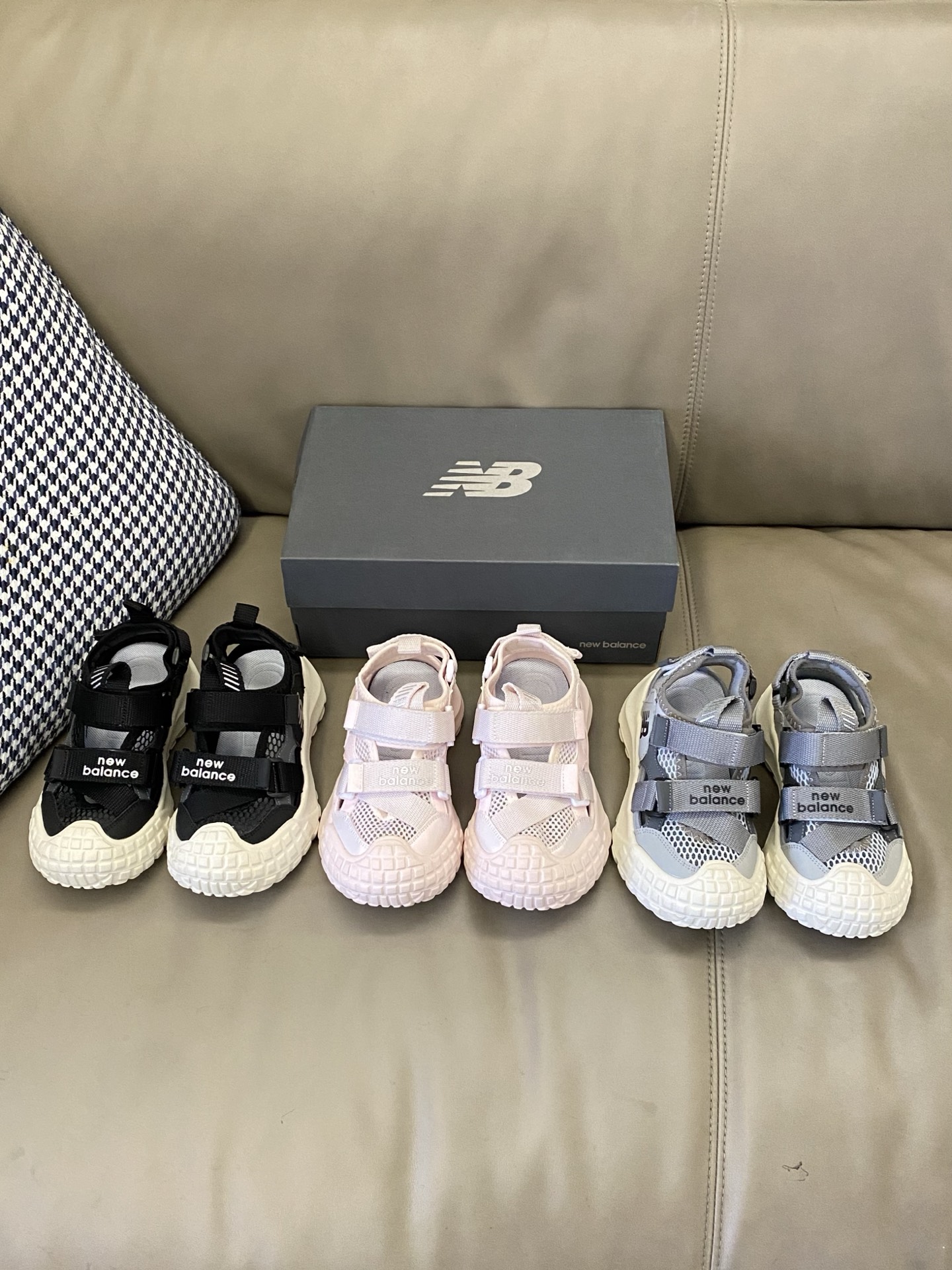 图片[5]-原图直出🌟 宽敞鞋头减少穿着束缚力😉干爽内里舒适透气不闷脚💦双脚自由呼吸💨魔术贴穿脱便捷✔️这款NB凉鞋不仅美观大方，还特别耐磨😭轻松应对孩子的活泼好动🏃‍♀️-选品中心