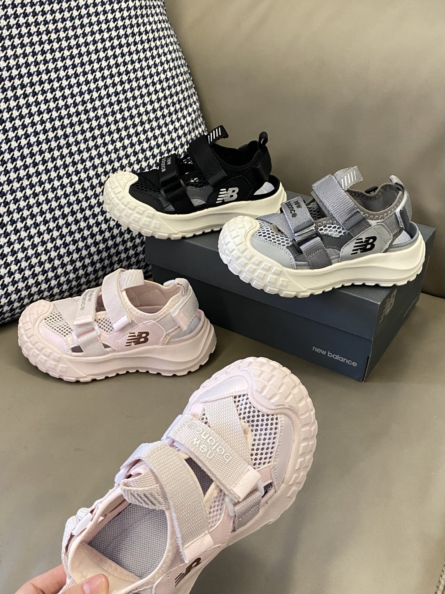 图片[6]-原图直出🌟 宽敞鞋头减少穿着束缚力😉干爽内里舒适透气不闷脚💦双脚自由呼吸💨魔术贴穿脱便捷✔️这款NB凉鞋不仅美观大方，还特别耐磨😭轻松应对孩子的活泼好动🏃‍♀️-选品中心