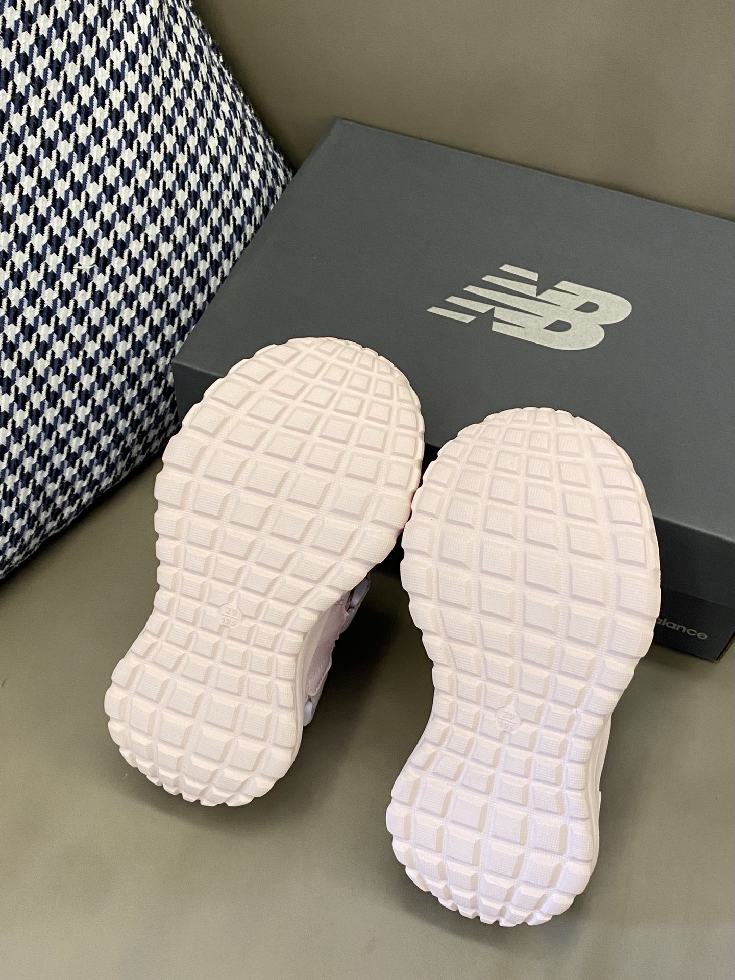 图片[9]-原图直出🌟 宽敞鞋头减少穿着束缚力😉干爽内里舒适透气不闷脚💦双脚自由呼吸💨魔术贴穿脱便捷✔️这款NB凉鞋不仅美观大方，还特别耐磨😭轻松应对孩子的活泼好动🏃‍♀️-选品中心