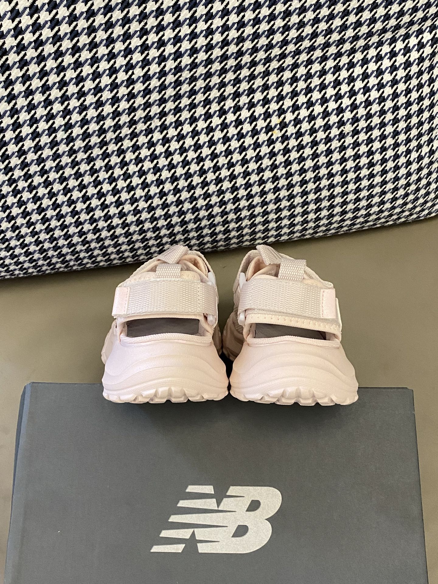 图片[7]-原图直出🌟 宽敞鞋头减少穿着束缚力😉干爽内里舒适透气不闷脚💦双脚自由呼吸💨魔术贴穿脱便捷✔️这款NB凉鞋不仅美观大方，还特别耐磨😭轻松应对孩子的活泼好动🏃‍♀️-选品中心