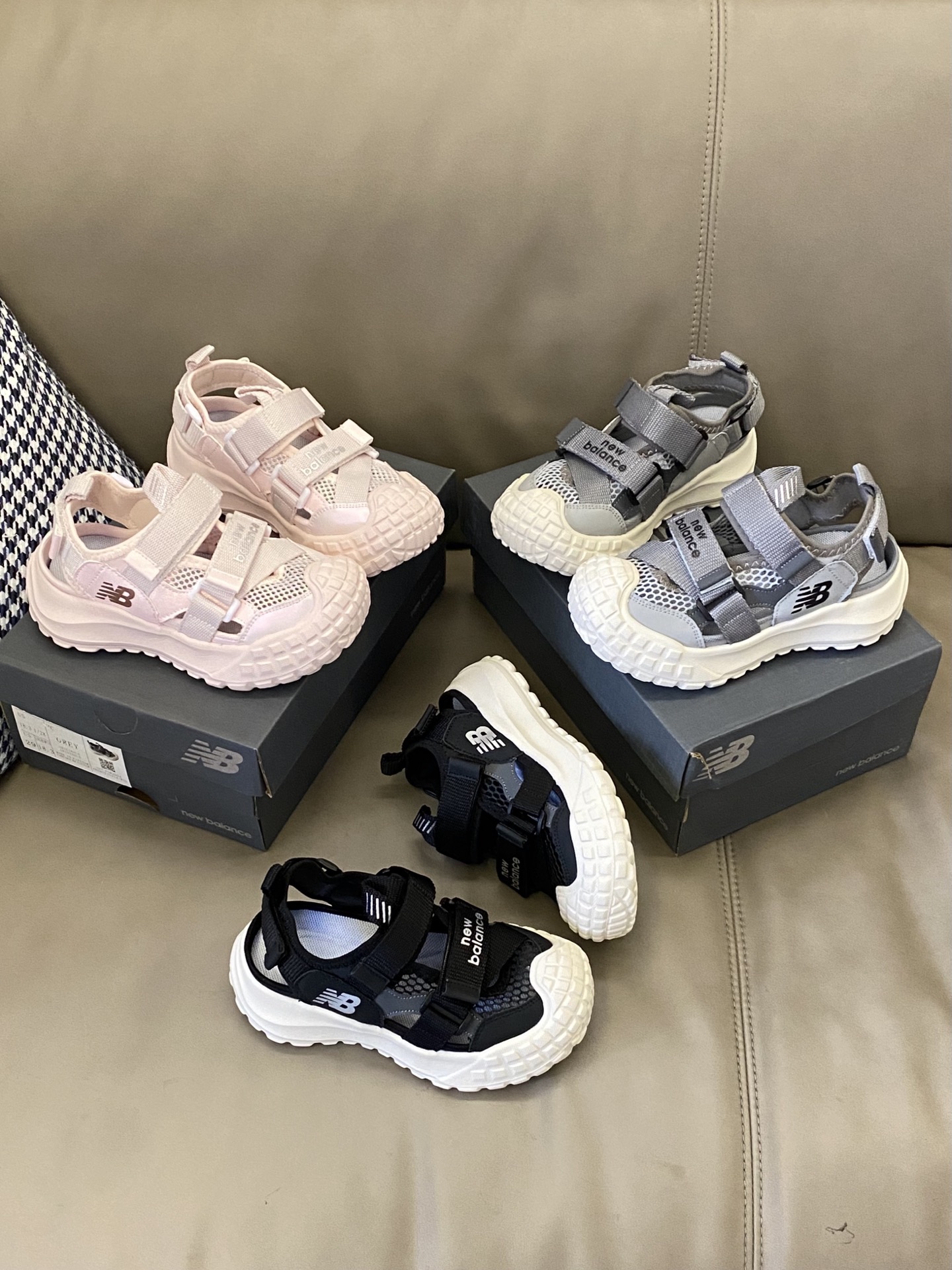 图片[4]-原图直出🌟 宽敞鞋头减少穿着束缚力😉干爽内里舒适透气不闷脚💦双脚自由呼吸💨魔术贴穿脱便捷✔️这款NB凉鞋不仅美观大方，还特别耐磨😭轻松应对孩子的活泼好动🏃‍♀️-选品中心