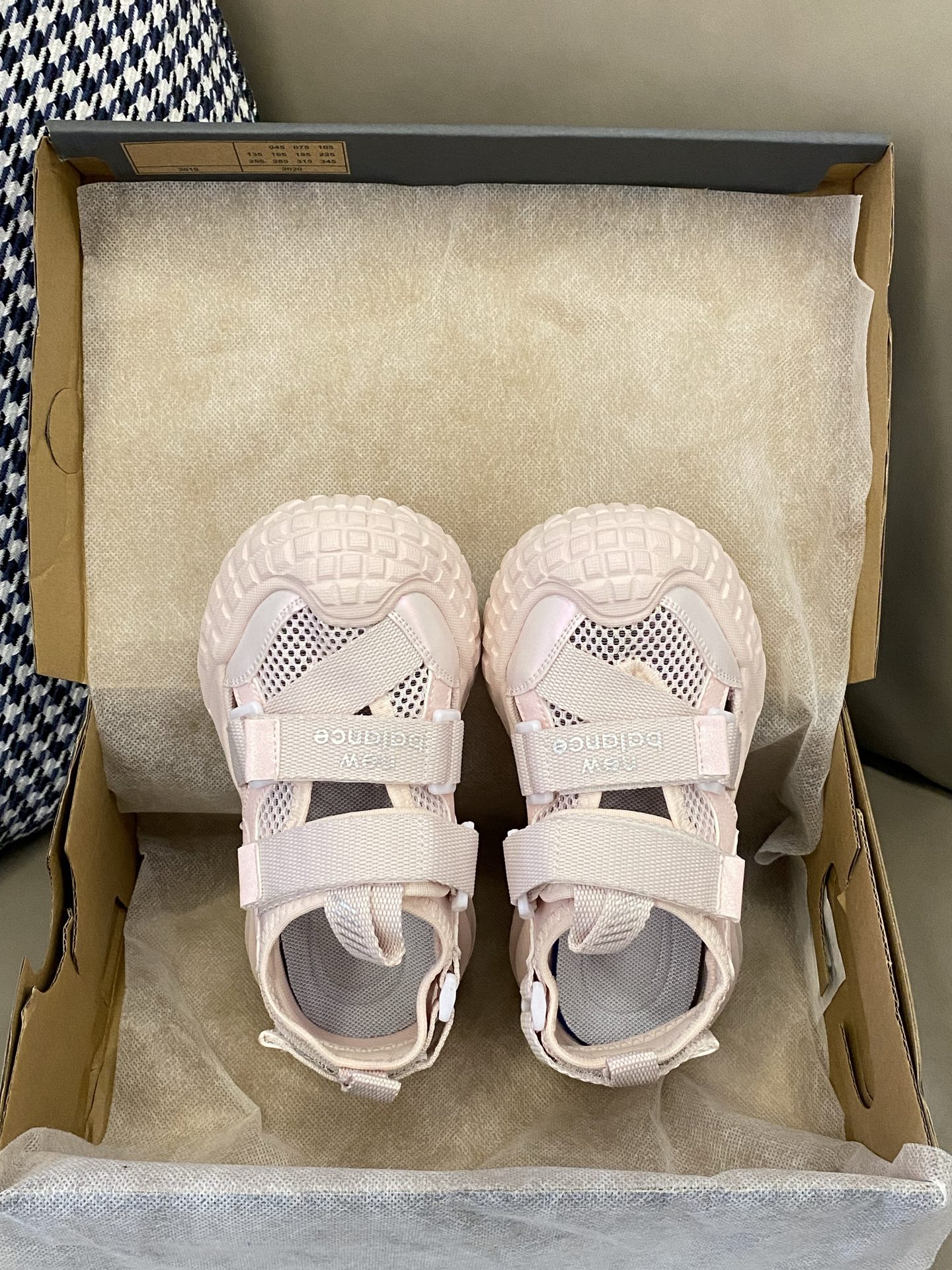 图片[2]-原图直出🌟 宽敞鞋头减少穿着束缚力😉干爽内里舒适透气不闷脚💦双脚自由呼吸💨魔术贴穿脱便捷✔️这款NB凉鞋不仅美观大方，还特别耐磨😭轻松应对孩子的活泼好动🏃‍♀️-选品中心