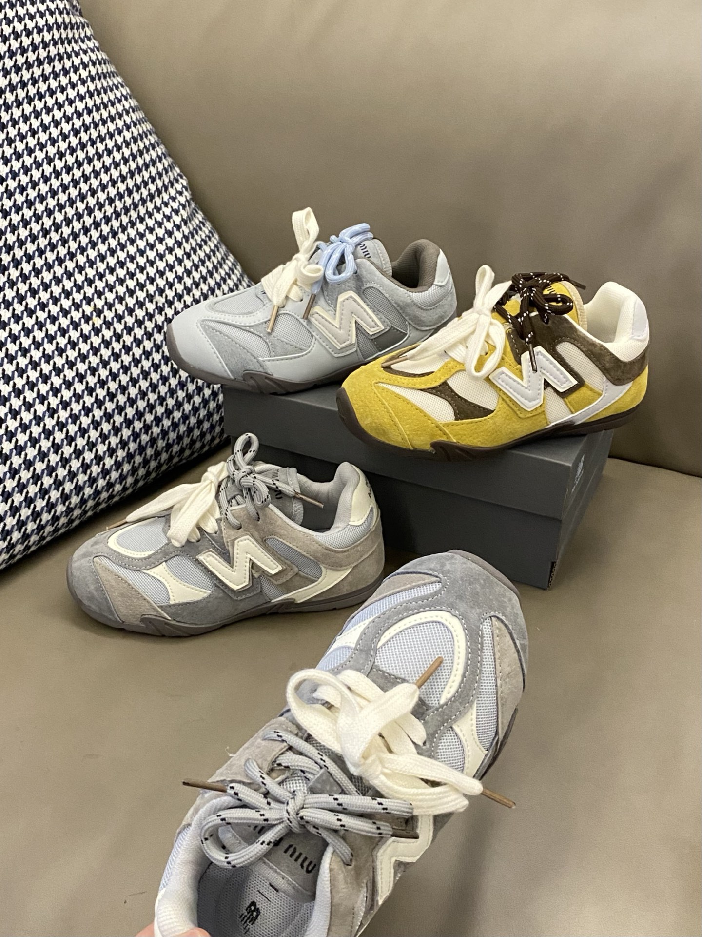 图片[6]-原图直出🌟 NB 530MIUMIU同款运动鞋双鞋带+魔术贴设计方便穿脱✅鞋面采用优质材质，透气性极佳🤭鞋底防滑耐磨让宝贝无论在何种地形都能稳固步伐，行走自如🛤️-选品中心