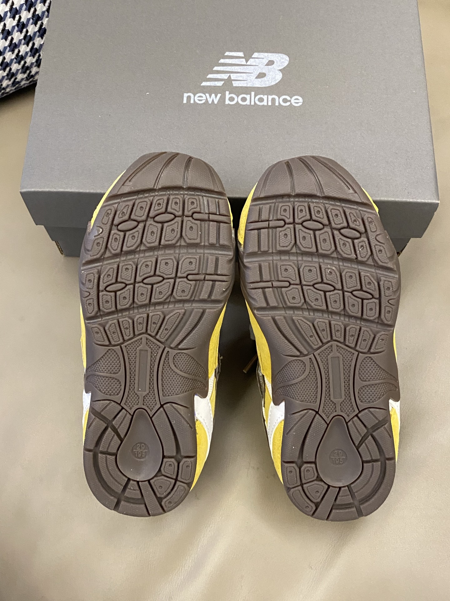 图片[9]-原图直出🌟 NB 530MIUMIU同款运动鞋双鞋带+魔术贴设计方便穿脱✅鞋面采用优质材质，透气性极佳🤭鞋底防滑耐磨让宝贝无论在何种地形都能稳固步伐，行走自如🛤️-选品中心