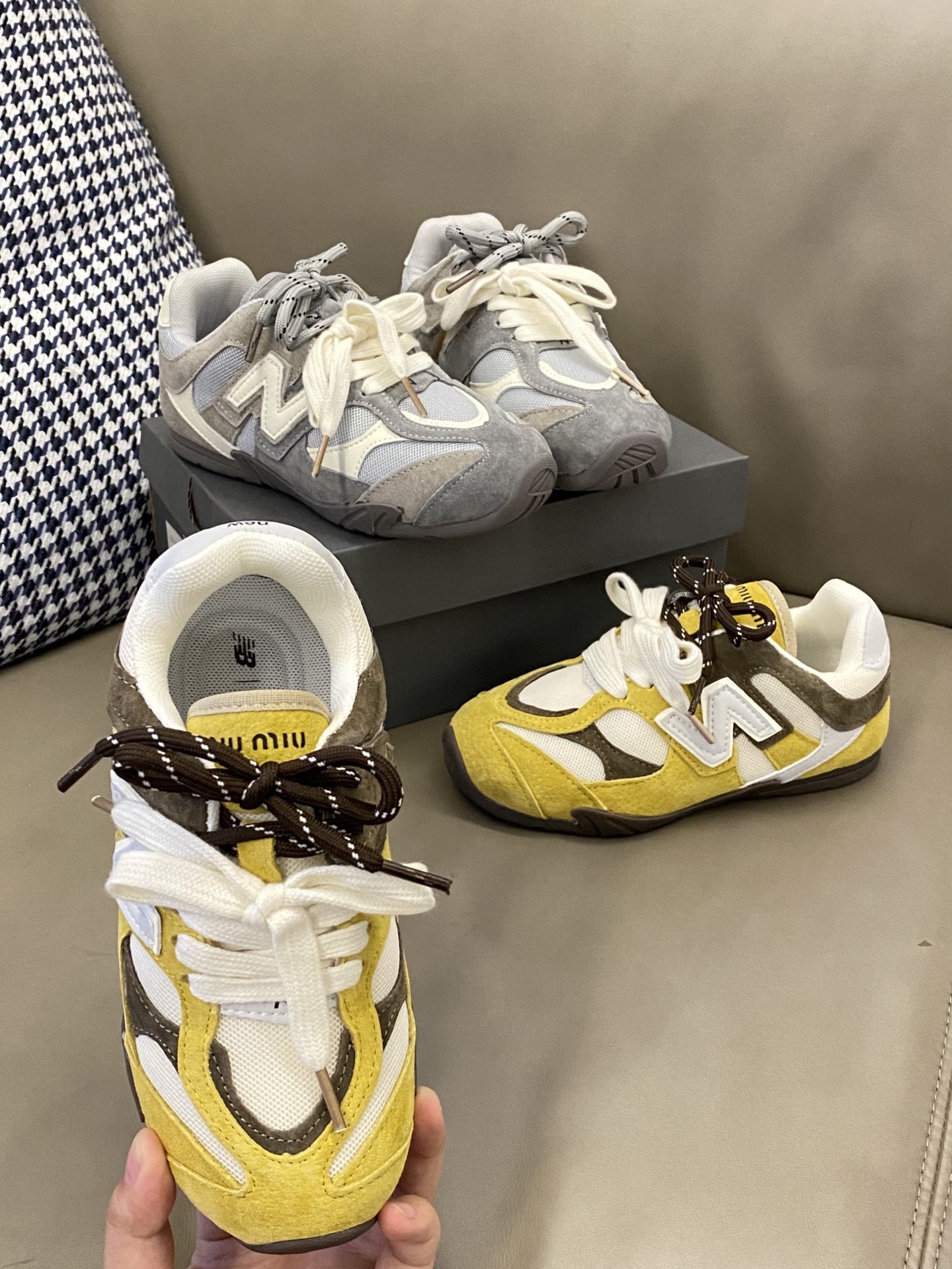 原图直出🌟 NB 530MIUMIU同款运动鞋双鞋带+魔术贴设计方便穿脱✅鞋面采用优质材质，透气性极佳🤭鞋底防滑耐磨让宝贝无论在何种地形都能稳固步伐，行走自如🛤️-选品中心