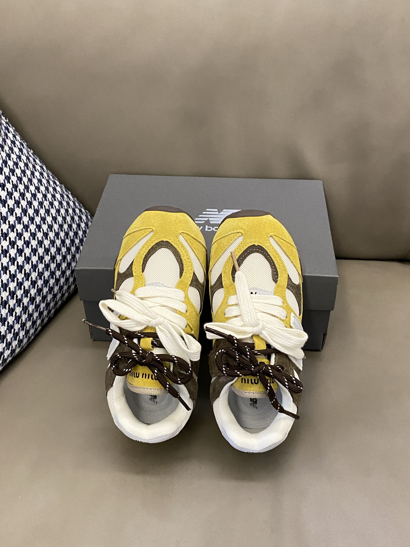 图片[2]-原图直出🌟 NB 530MIUMIU同款运动鞋双鞋带+魔术贴设计方便穿脱✅鞋面采用优质材质，透气性极佳🤭鞋底防滑耐磨让宝贝无论在何种地形都能稳固步伐，行走自如🛤️-选品中心