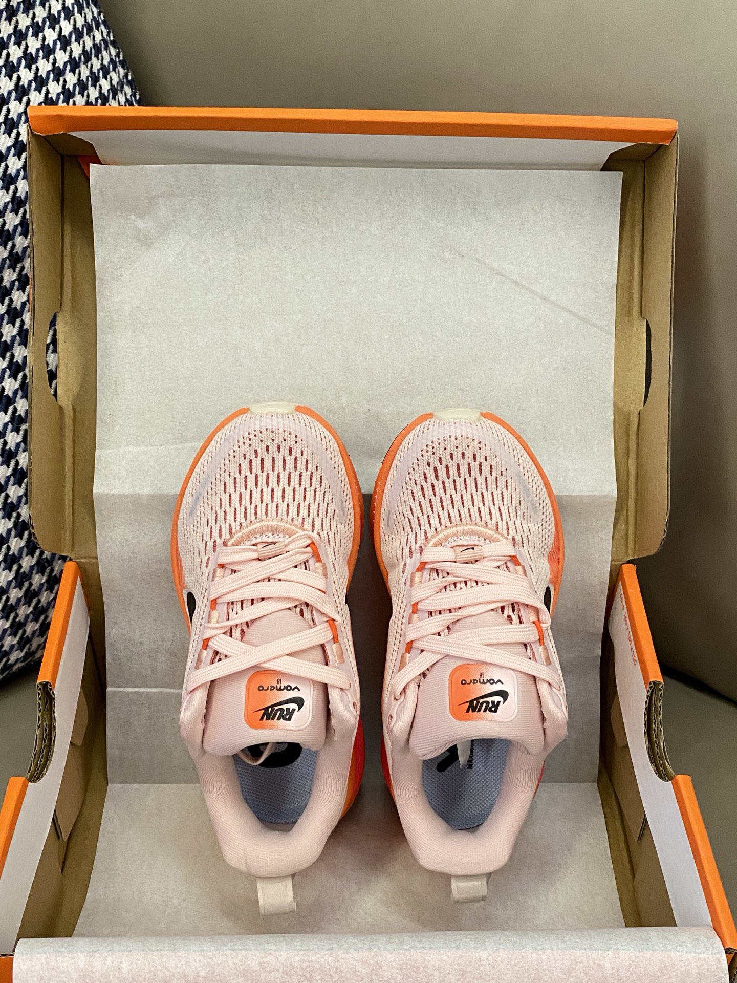 图片[3]-原图直出🌟 这款新款的Vomero 18刚好结合了两种科技泡棉，缓震大升级！双层双密度泡棉☁️上脚后很明显感受到柔软回弹🌟并且很平稳落地👻鞋底防滑耐磨抓地力强👍🏻-选品中心