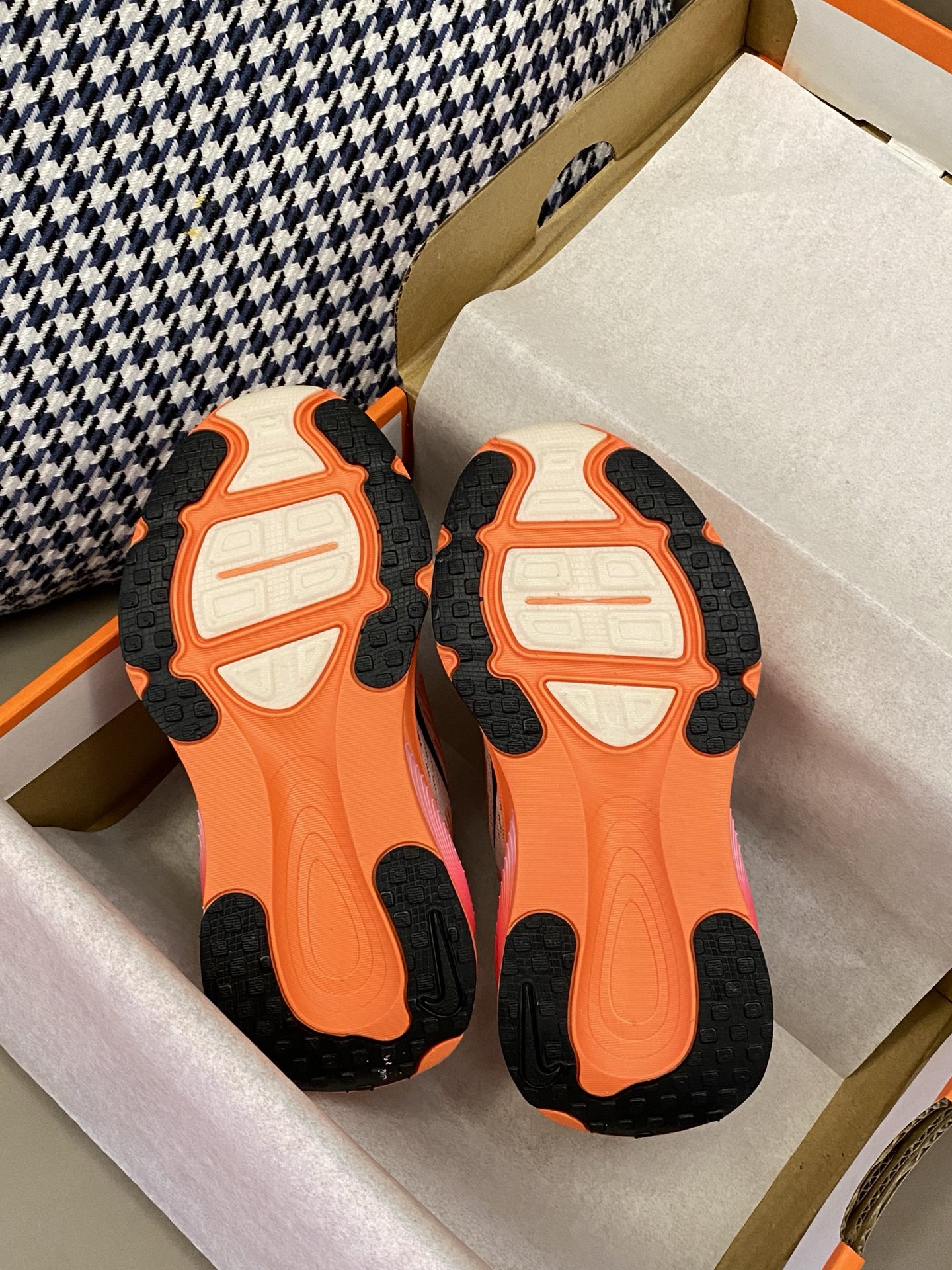 图片[9]-原图直出🌟 这款新款的Vomero 18刚好结合了两种科技泡棉，缓震大升级！双层双密度泡棉☁️上脚后很明显感受到柔软回弹🌟并且很平稳落地👻鞋底防滑耐磨抓地力强👍🏻-选品中心