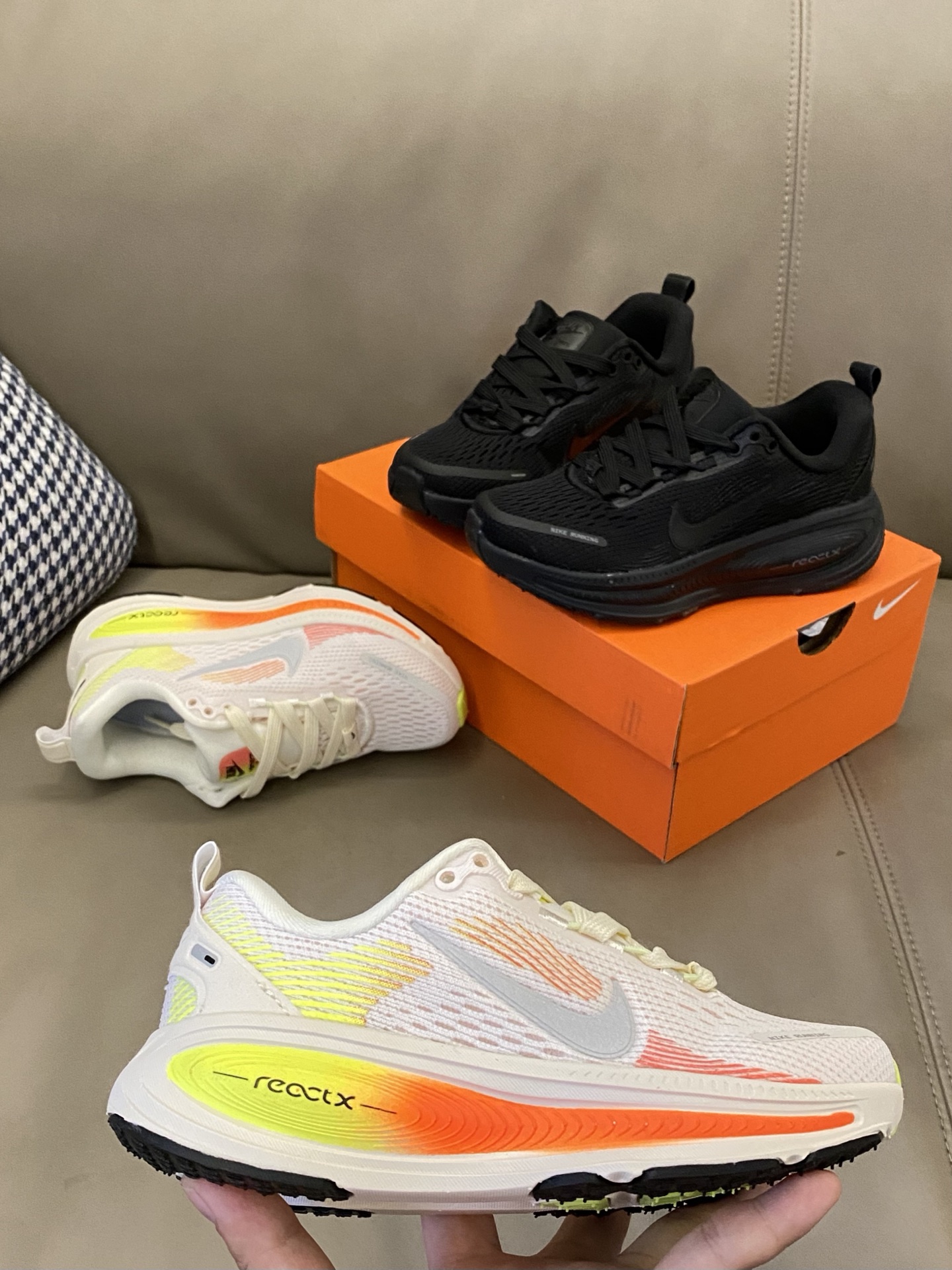 图片[4]-原图直出🌟 这款新款的Vomero 18刚好结合了两种科技泡棉，缓震大升级！双层双密度泡棉☁️上脚后很明显感受到柔软回弹🌟并且很平稳落地👻鞋底防滑耐磨抓地力强👍🏻-选品中心