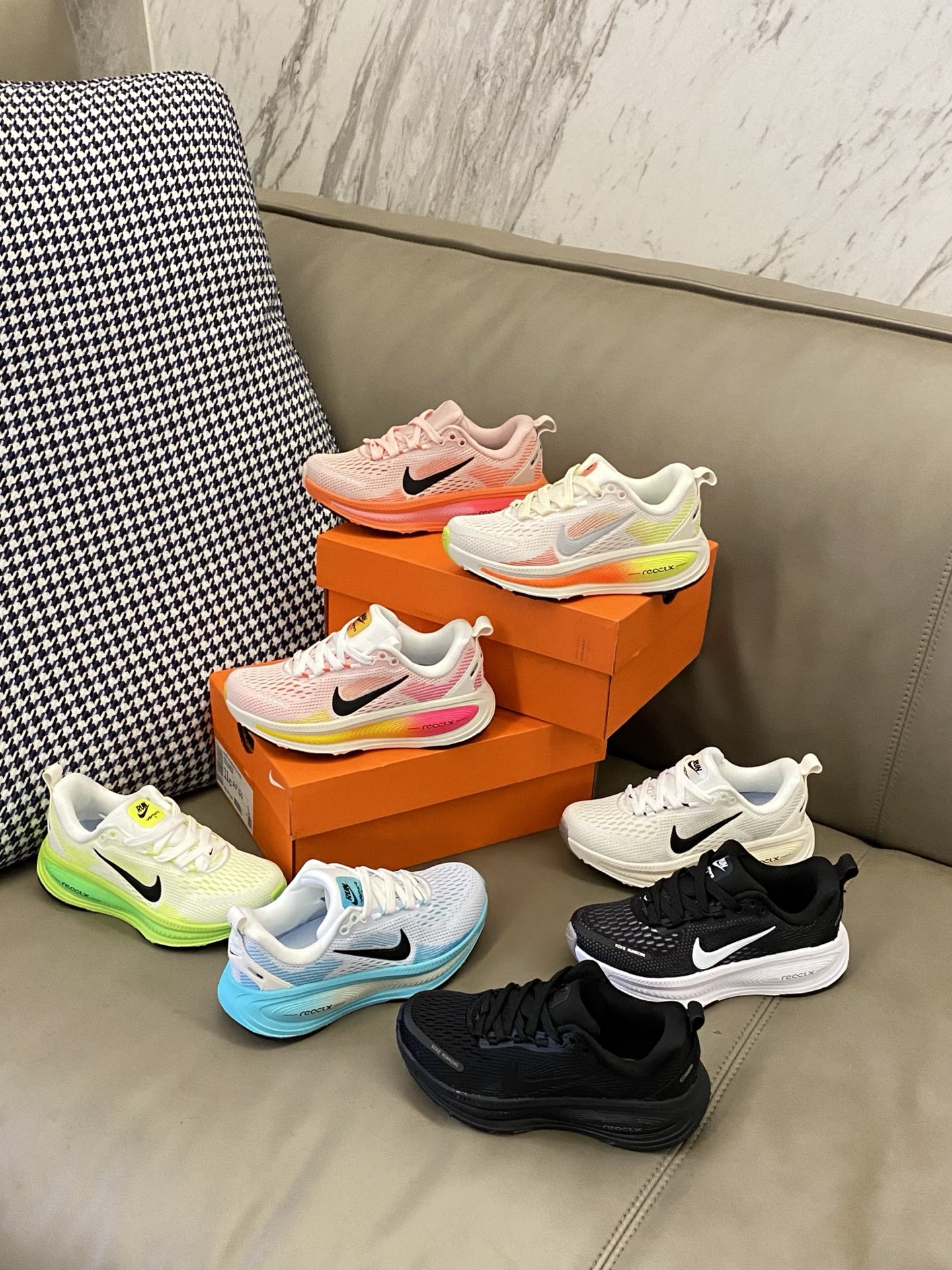 图片[6]-原图直出🌟 这款新款的Vomero 18刚好结合了两种科技泡棉，缓震大升级！双层双密度泡棉☁️上脚后很明显感受到柔软回弹🌟并且很平稳落地👻鞋底防滑耐磨抓地力强👍🏻-选品中心