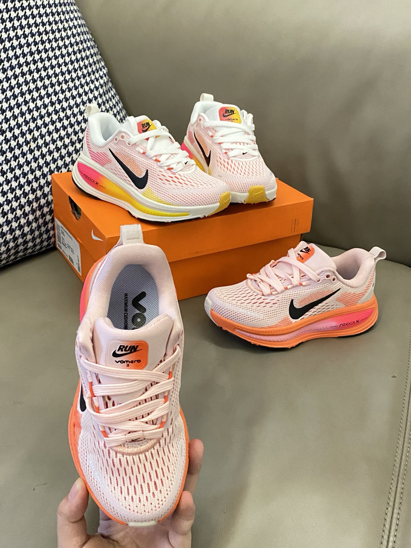 图片[2]-原图直出🌟 这款新款的Vomero 18刚好结合了两种科技泡棉，缓震大升级！双层双密度泡棉☁️上脚后很明显感受到柔软回弹🌟并且很平稳落地👻鞋底防滑耐磨抓地力强👍🏻-选品中心