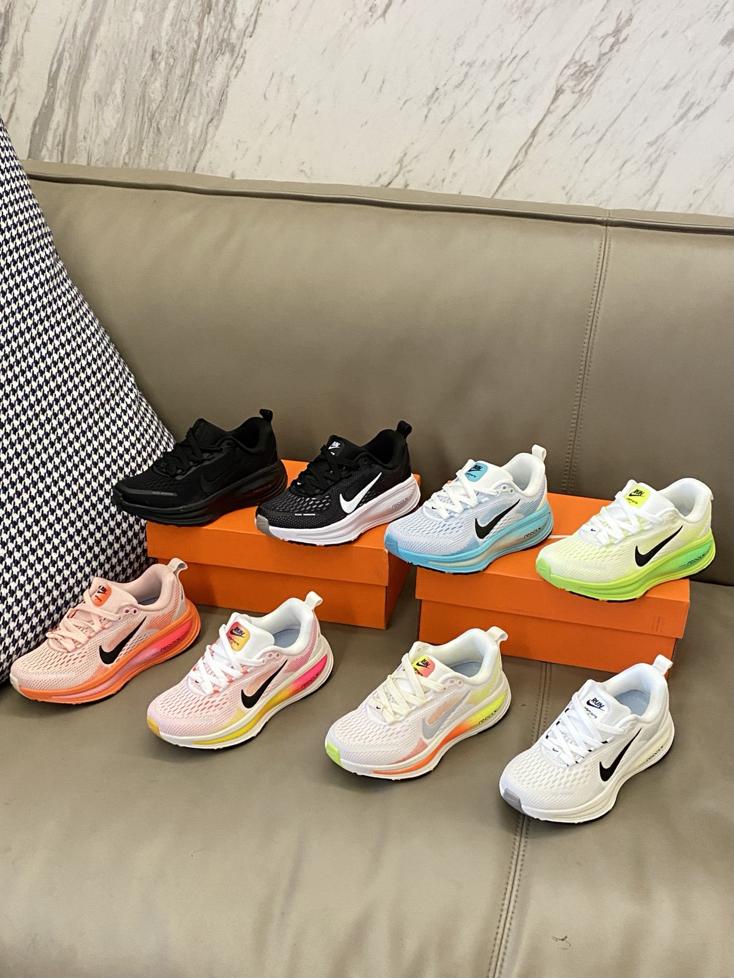 原图直出🌟 这款新款的Vomero 18刚好结合了两种科技泡棉，缓震大升级！双层双密度泡棉☁️上脚后很明显感受到柔软回弹🌟并且很平稳落地👻鞋底防滑耐磨抓地力强👍🏻-选品中心