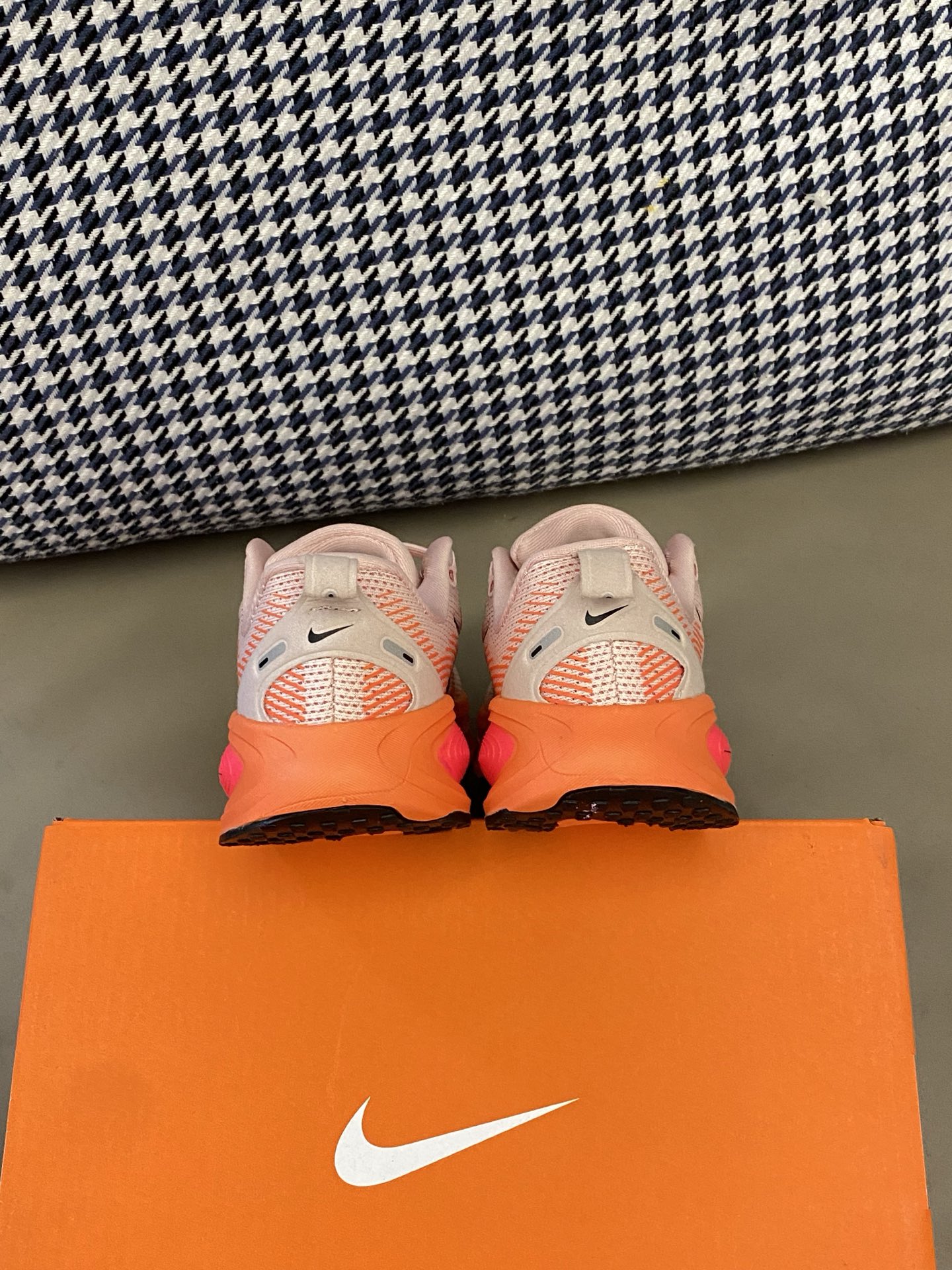 图片[7]-原图直出🌟 这款新款的Vomero 18刚好结合了两种科技泡棉，缓震大升级！双层双密度泡棉☁️上脚后很明显感受到柔软回弹🌟并且很平稳落地👻鞋底防滑耐磨抓地力强👍🏻-选品中心