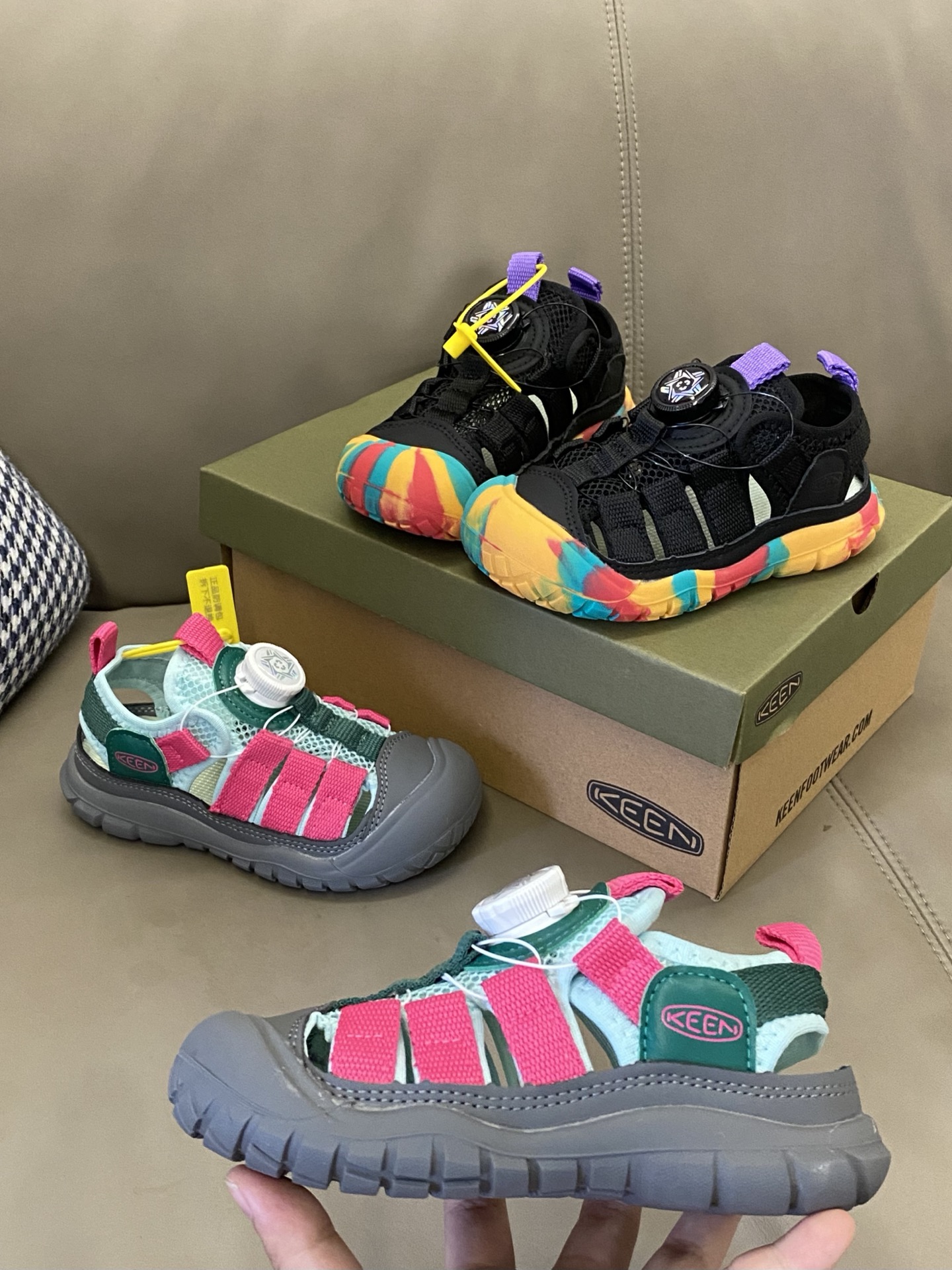 图片[3]-原图直出🌟 这个包头凉鞋简直是夏日儿童的必备良品！柔软的鞋头保护着孩子的小脚趾，避免意外的伤害👣旋转扣方便宝贝穿脱😎EVA橡胶鞋底防滑耐磨-选品中心