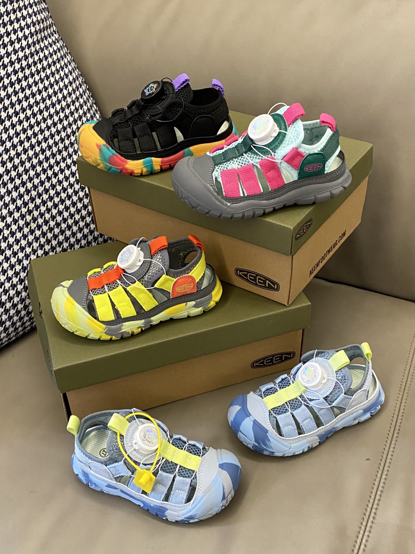 图片[6]-原图直出🌟 这个包头凉鞋简直是夏日儿童的必备良品！柔软的鞋头保护着孩子的小脚趾，避免意外的伤害👣旋转扣方便宝贝穿脱😎EVA橡胶鞋底防滑耐磨-选品中心