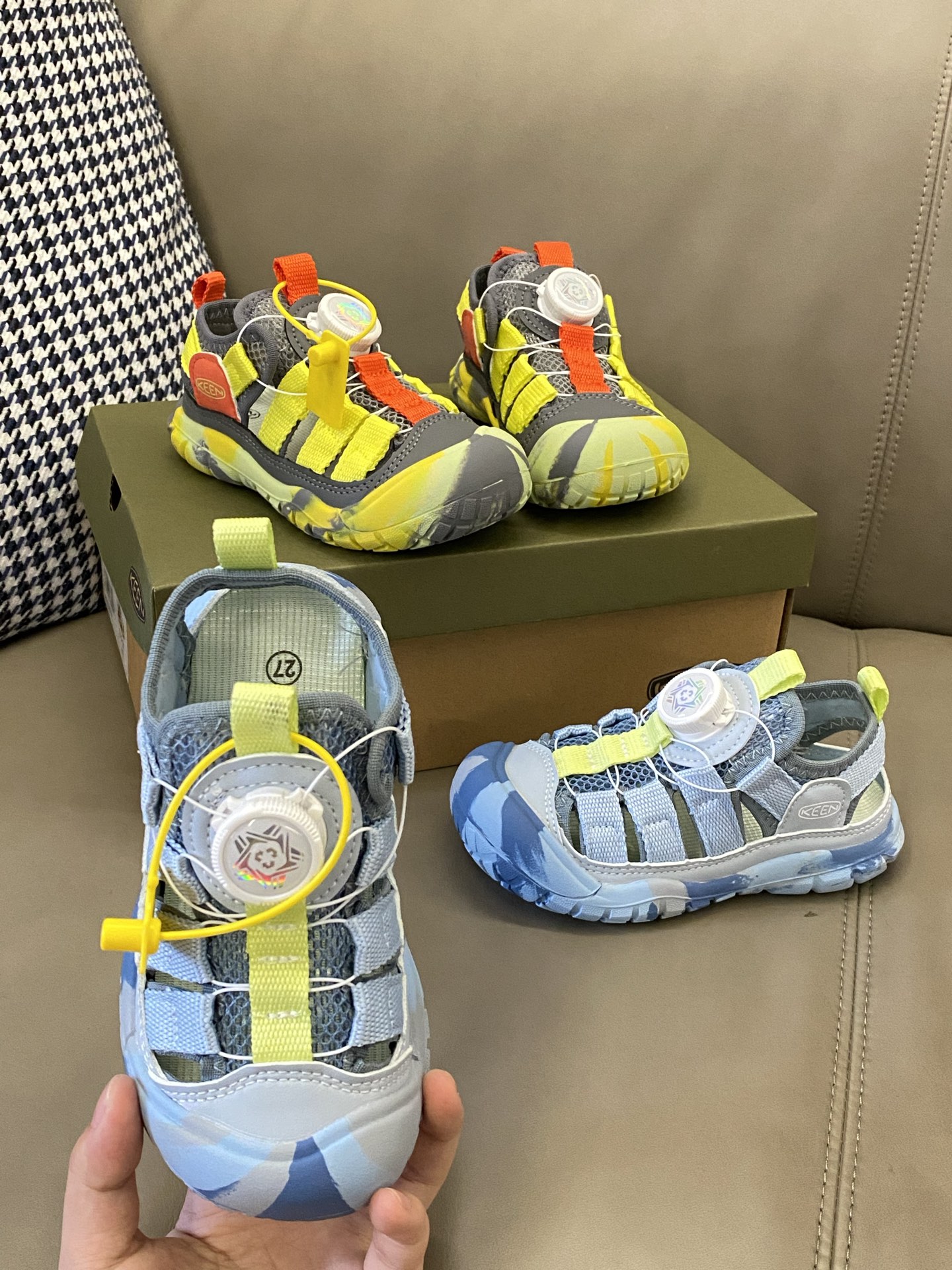 原图直出🌟 这个包头凉鞋简直是夏日儿童的必备良品！柔软的鞋头保护着孩子的小脚趾，避免意外的伤害👣旋转扣方便宝贝穿脱😎EVA橡胶鞋底防滑耐磨-选品中心