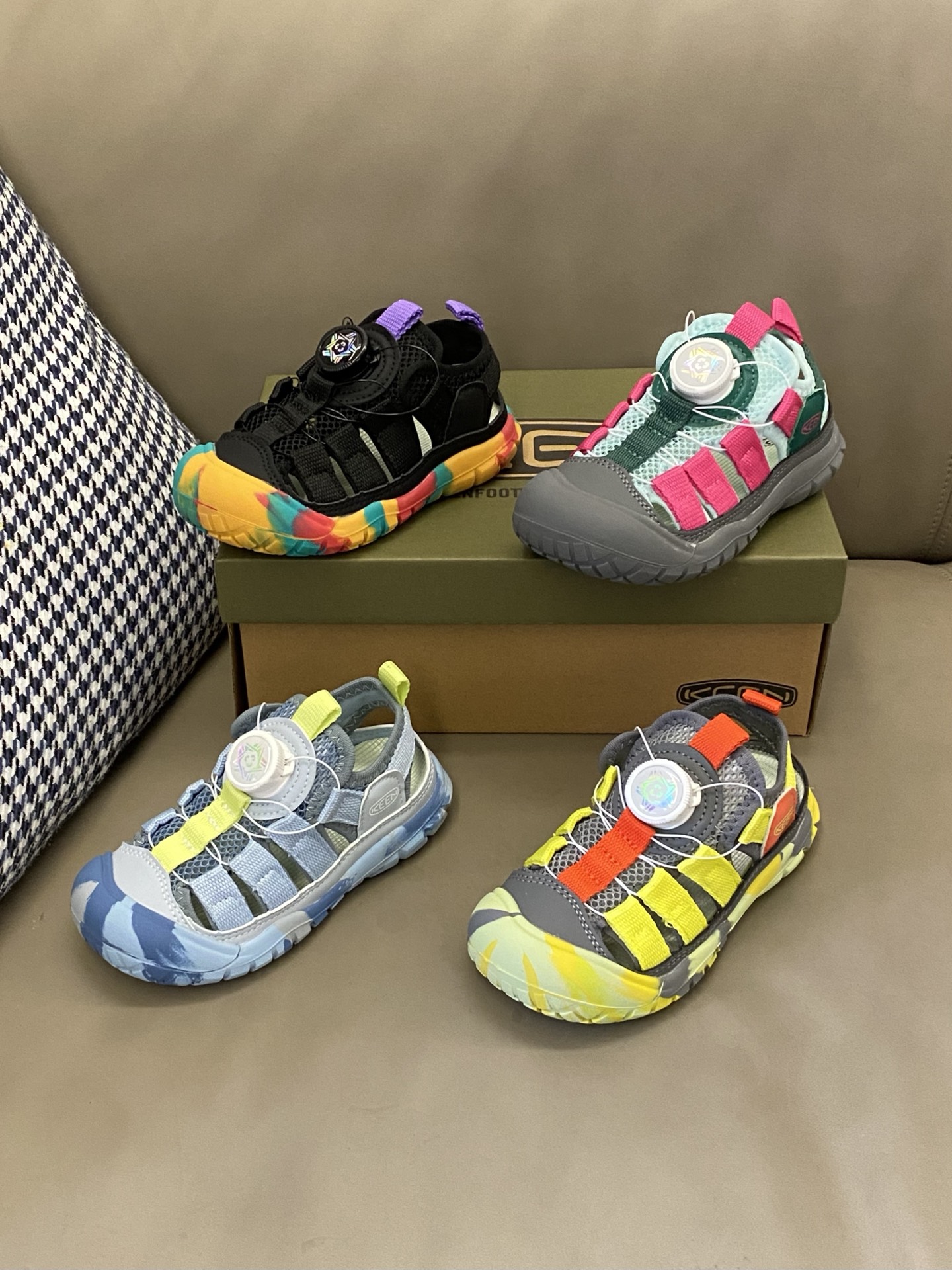 图片[8]-原图直出🌟 这个包头凉鞋简直是夏日儿童的必备良品！柔软的鞋头保护着孩子的小脚趾，避免意外的伤害👣旋转扣方便宝贝穿脱😎EVA橡胶鞋底防滑耐磨-选品中心