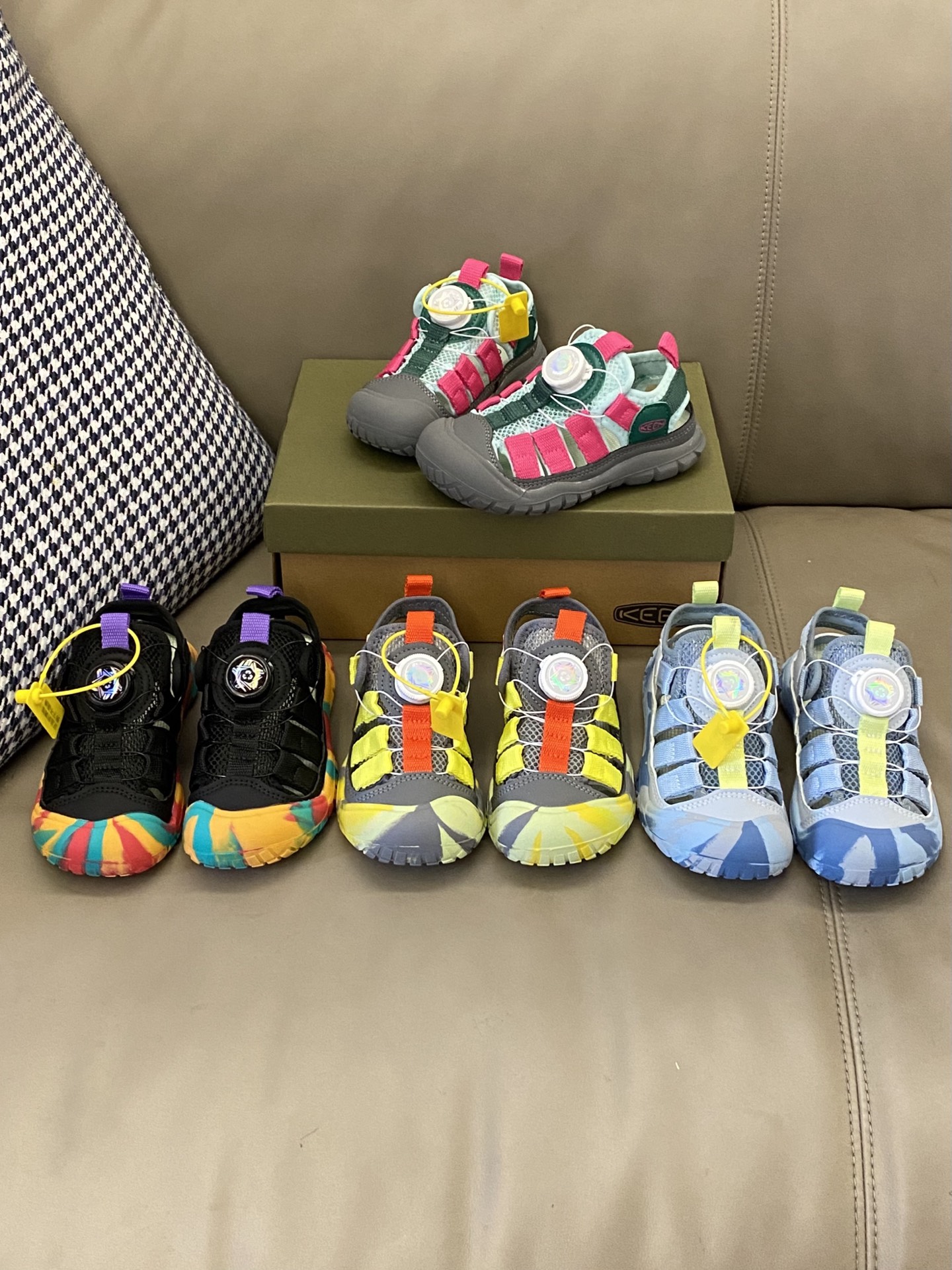 图片[5]-原图直出🌟 这个包头凉鞋简直是夏日儿童的必备良品！柔软的鞋头保护着孩子的小脚趾，避免意外的伤害👣旋转扣方便宝贝穿脱😎EVA橡胶鞋底防滑耐磨-选品中心