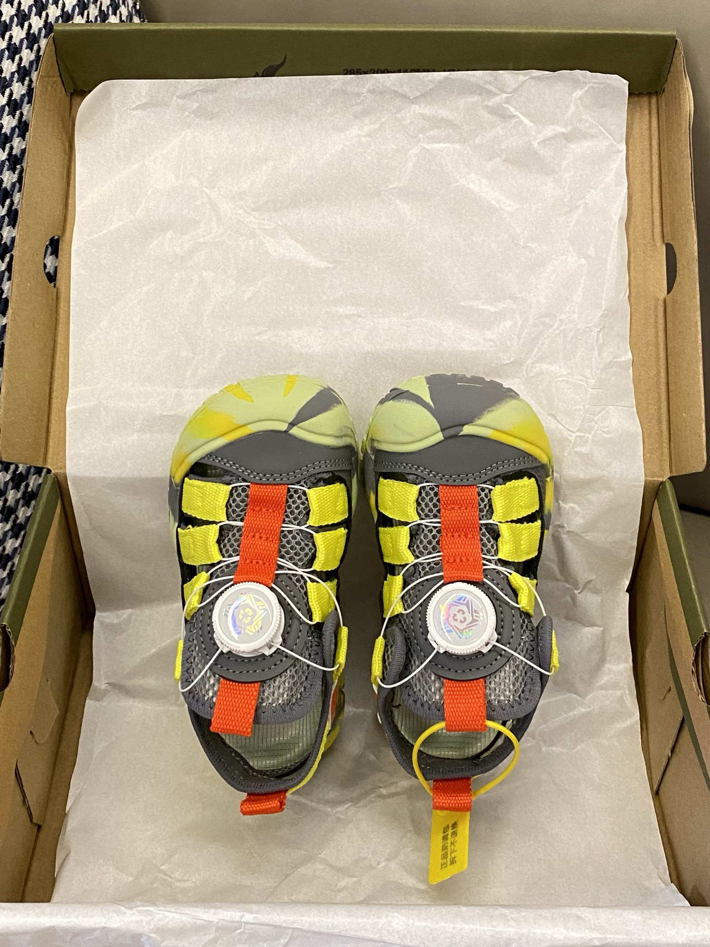 图片[2]-原图直出🌟 这个包头凉鞋简直是夏日儿童的必备良品！柔软的鞋头保护着孩子的小脚趾，避免意外的伤害👣旋转扣方便宝贝穿脱😎EVA橡胶鞋底防滑耐磨-选品中心