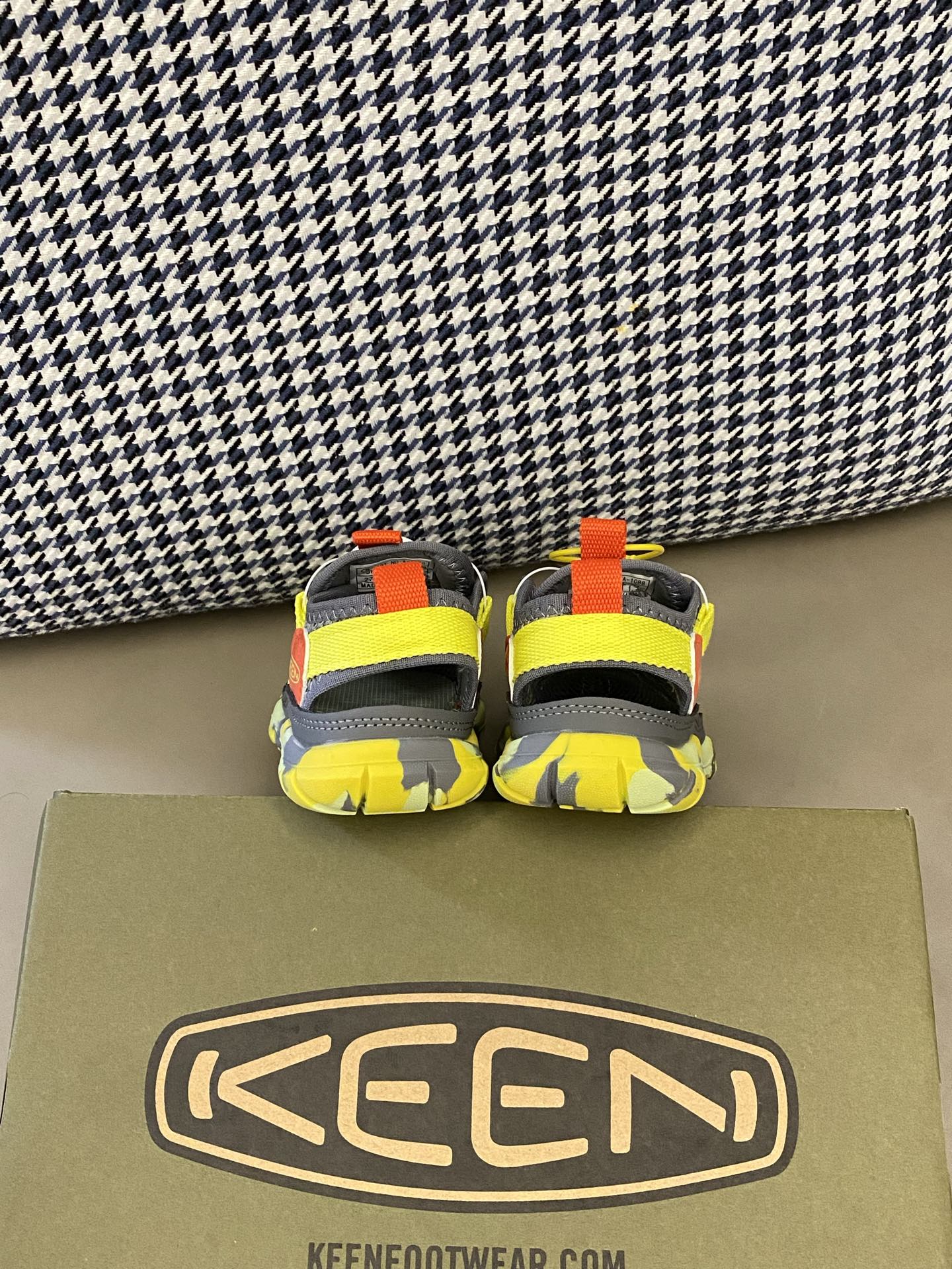 图片[7]-原图直出🌟 这个包头凉鞋简直是夏日儿童的必备良品！柔软的鞋头保护着孩子的小脚趾，避免意外的伤害👣旋转扣方便宝贝穿脱😎EVA橡胶鞋底防滑耐磨-选品中心