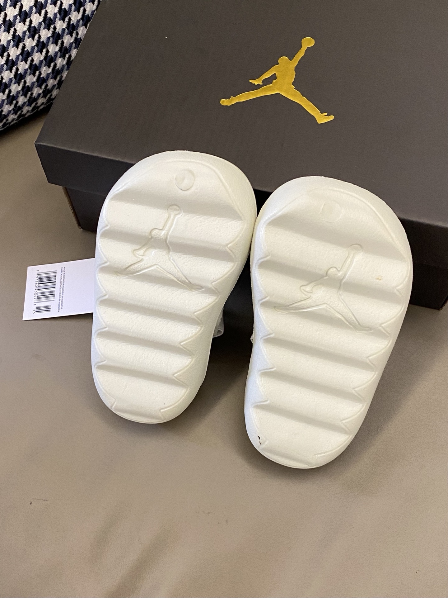 图片[9]-原图直出🌟 家人们挖到了一双超级好穿的洞洞鞋🤩特别舒服还很显高🤣炒鸡百搭出门随便穿🫠整双鞋子非常透气💨鞋底防滑耐磨抓地力强-选品中心