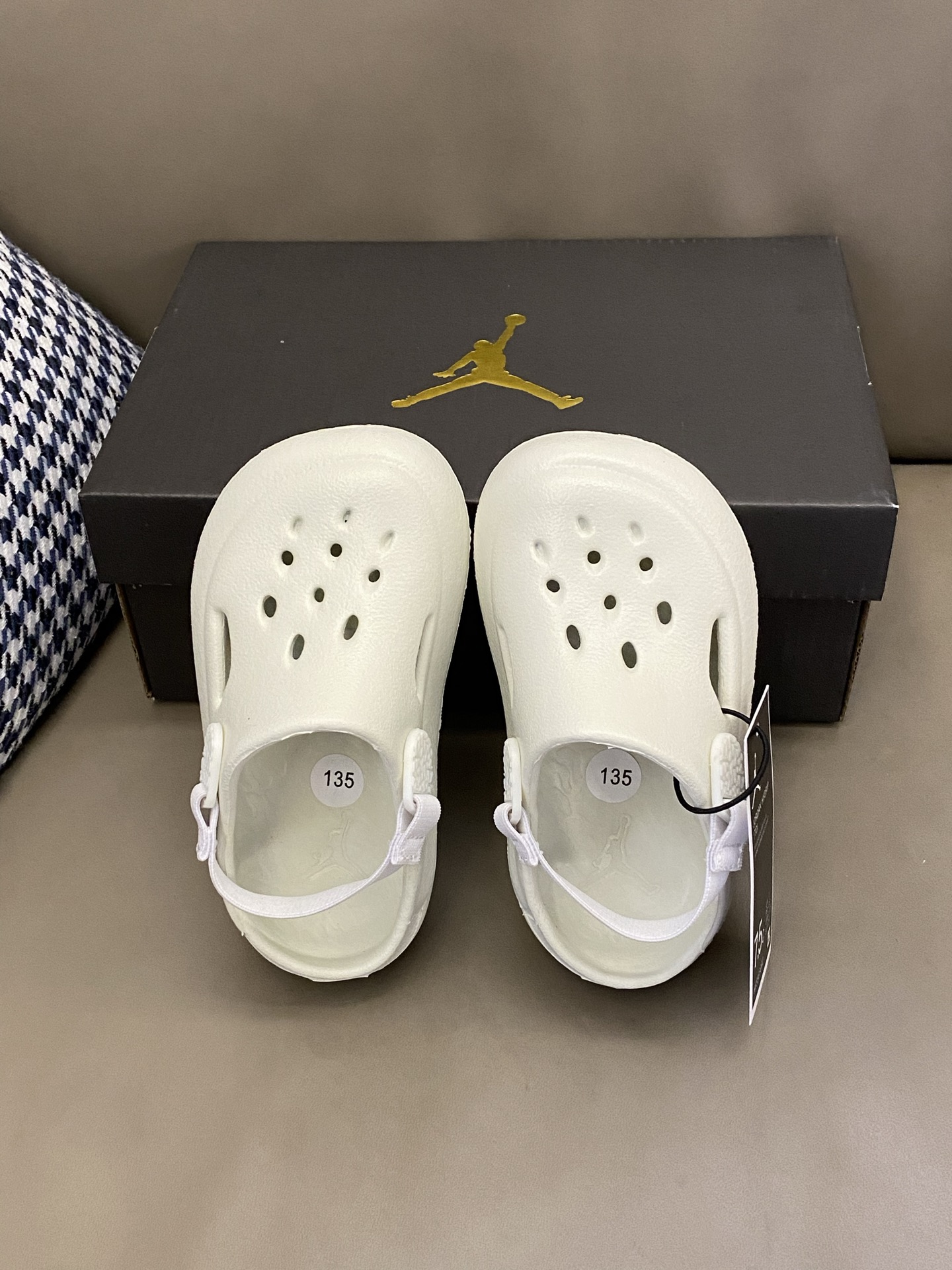 图片[2]-原图直出🌟 家人们挖到了一双超级好穿的洞洞鞋🤩特别舒服还很显高🤣炒鸡百搭出门随便穿🫠整双鞋子非常透气💨鞋底防滑耐磨抓地力强-选品中心