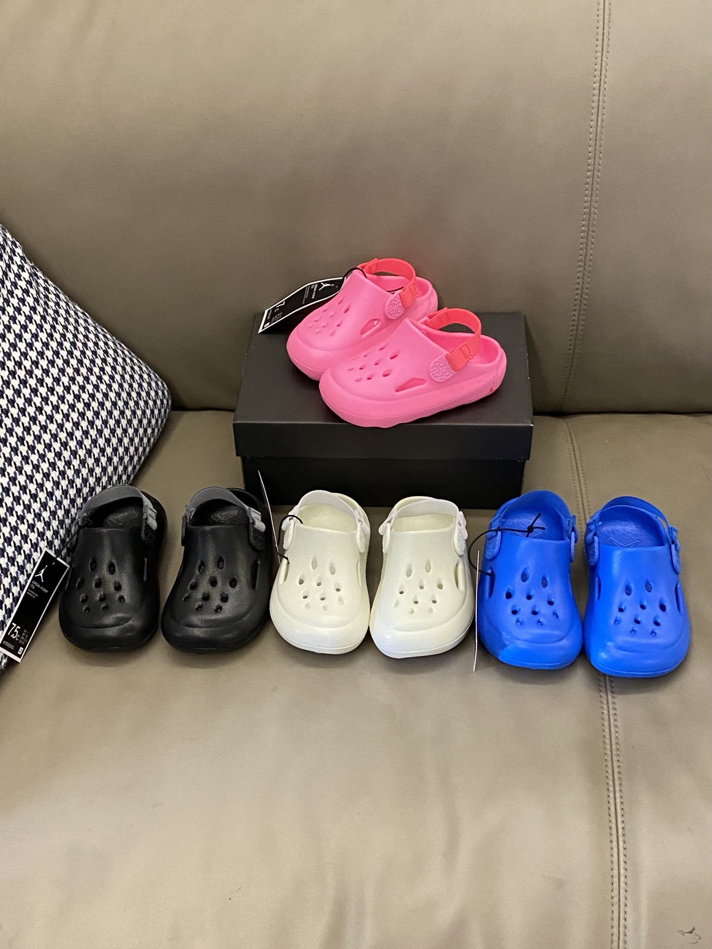 图片[5]-原图直出🌟 家人们挖到了一双超级好穿的洞洞鞋🤩特别舒服还很显高🤣炒鸡百搭出门随便穿🫠整双鞋子非常透气💨鞋底防滑耐磨抓地力强-选品中心