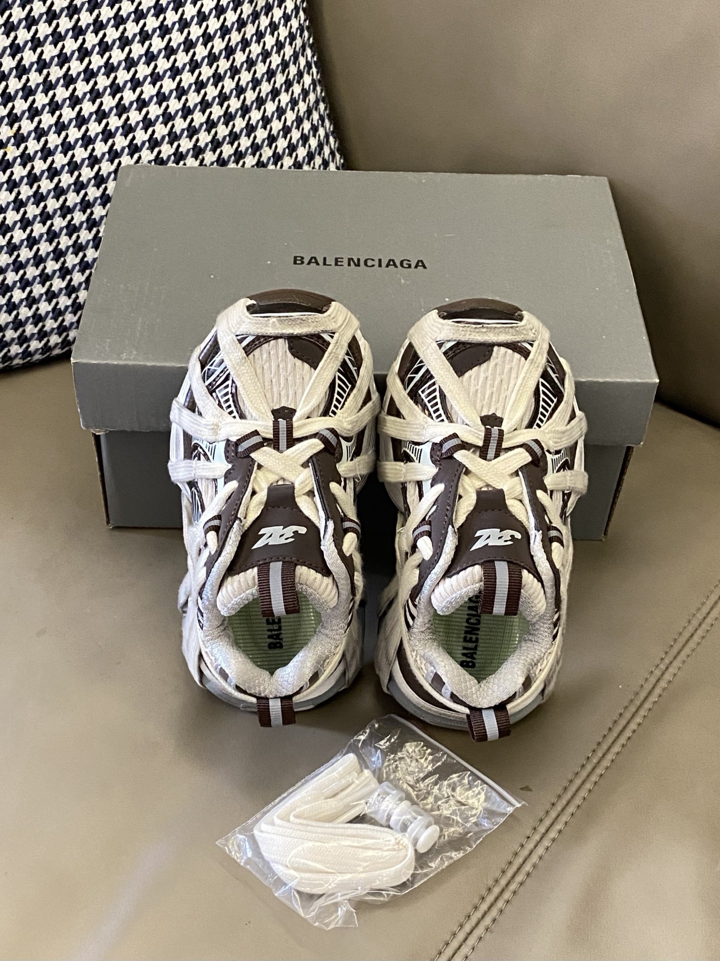 图片[2]-原图直出🌟 这款老爹鞋时尚感爆棚🤗随便一搭就能成为街头焦点💫厚底设计不仅舒适😜还能让宝贝的身材看起来更加修长🤤鞋底防滑耐磨✅-选品中心