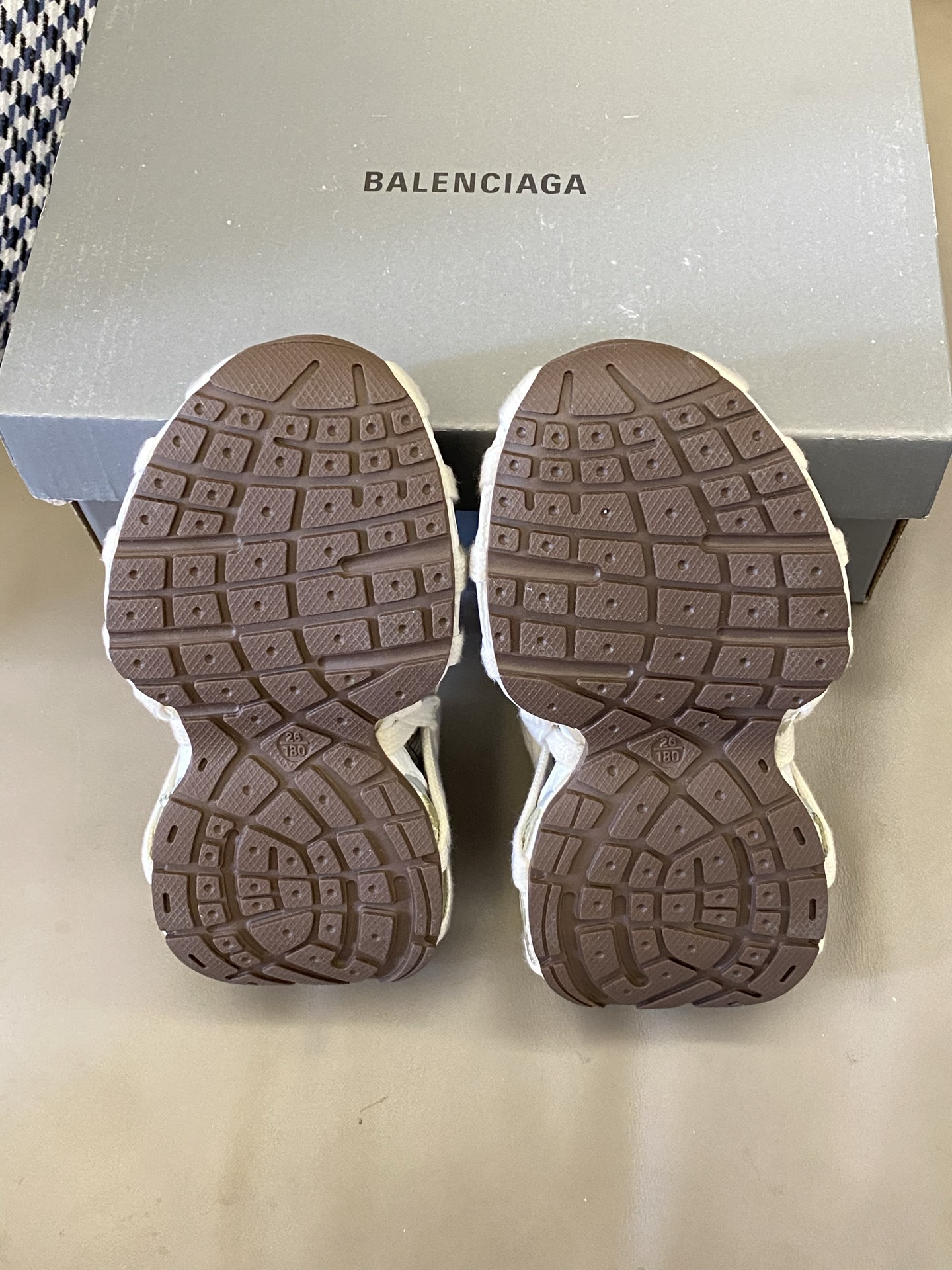 图片[9]-原图直出🌟 这款老爹鞋时尚感爆棚🤗随便一搭就能成为街头焦点💫厚底设计不仅舒适😜还能让宝贝的身材看起来更加修长🤤鞋底防滑耐磨✅-选品中心