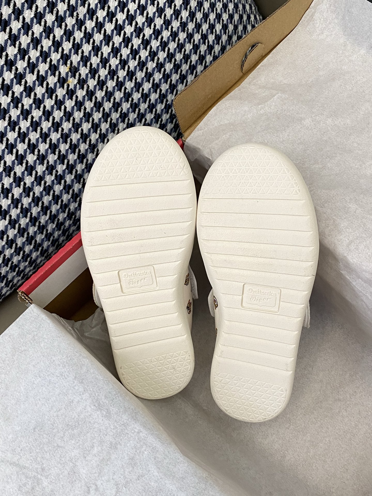 图片[9]-原图直出🌟 好看的学步鞋万里挑一😇鬼冢虎这款软软的很舒服～鞋头对胖脚宝宝也很友好😭双魔术贴设计方便宝贝穿脱✔️鞋底防滑耐磨抓地力强-选品中心